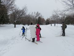 雪景色の札幌中島公園を歩く