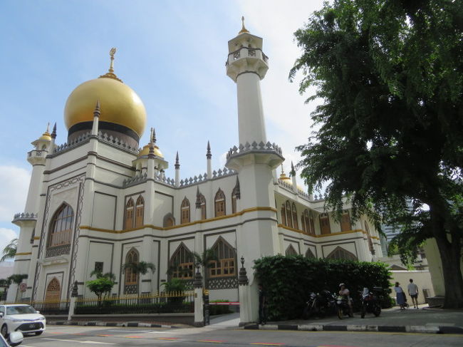 マレーシアのジョホールバルからコーズウェイリンクの路線バスを利用して陸路での国境越えをしてシンガポール市街のクィーンストリートターミナルに到着、近くにあるイスラム教のモスク「サルタン・モスク」に入り見学しました、シンガポール最大最古のイスラム教寺院で多くの見学者・参拝者が来ていました、靴を脱いでの見学でした、日本人も多く来ていました。<br /><br />サルタン・モスクの見学の後はアラブストリートなど歩いてＭＲＴブギス駅直結のショッピングセンター・ブギスジャンクションへ、地下フードコートに吉野家があったので昼食を取りました、久し振りにシンガポールの吉野家に入りました、食後はＭＲＴを利用してハーバーフロントに。<br /><br />ハーバーフロントの巨大なショッピングモールのビボシティ内を歩いて国際旅客ターミナルに、これから行くバタム島へのチケットを買って再びショッピングモール内の散策をしました。