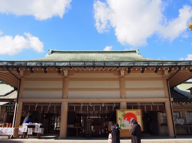 「住吉大社近くの大圓寺で、快慶仏の特別公開」https://4travel.jp/travelogue/11324071 に続いて、大阪の歴史再発見・大阪市内の非公開文化財・特別公開です。<br /><br />大阪密教美術保存会主催で、大阪市教育委員会、関西・大阪21世紀協会、朝日新聞社の共催のこの企画、けっこう頻繁に実施されているようです。<br /><br />神仏習合をテーマにした企画で、今回は生玉さんと呼ばれている生國魂神社(いくくにたまじんじゃ)の神宮寺であった法案寺での、はじめての公開となります。<br /><br />まずは生玉さん、そして近くの高津宮(こうづぐう)へ、そこから法案寺へという順でお参りすることにしました。<br /><br />【写真は、生玉さんの拝殿です】
