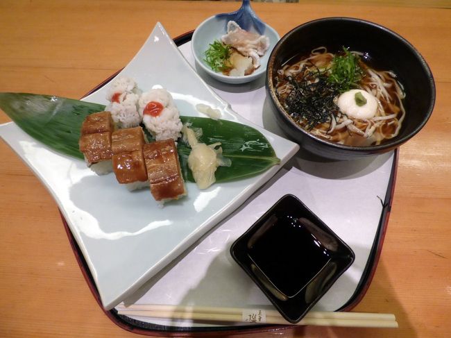 待てない我家はかに道楽 京都本店での食事を諦め、寺町通を更に上がると、京野菜料理の暖簾と竈土(おくどさん)の看板が目にとまります。<br /><br />店先に置かれたメニューもリーズナブルで魅力的だったので、直会(なおらい)・旬彩香房 撰(せん)の暖簾をくぐります。<br />