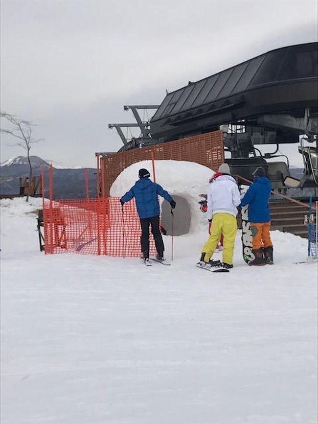 冬の軽井沢にスキーに行ってきました。<br />いつもは日帰り、弾丸ツアーですが、今回は１泊してゆっくりと楽しみました。<br />2018年1月末に訪れましたが、大雪の後で最高気温も氷点下という厳しい寒さでした。