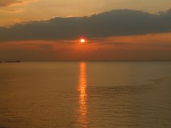 横浜中華街と海ほたるの夕陽