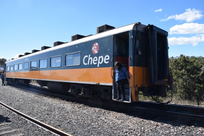 世界の車窓から「Chepe」part2です。銅渓谷から標高差約2000mを一挙に下り、ロスモチス（LMM)に向かいます。渓谷美に夢中になりました。<br />Chepeとは、正しくは　Chihuahua Pacific Railway　チワワ太平洋鉄道（スペイン語表記が本当なんでしょうが、Ferrocarril Chihuahua Pacifico　なんて「地球の歩き方」を参照しないと書けません。）