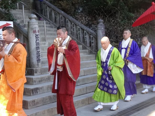 お天気に恵まれて最高です。又今回脚も何とか大丈夫でした。<br />高尾山は何回か出かけていますが、いつも往復共にケーブルカーを<br />利用しています。<br />今回登りは頑張って頂上まで歩きました。<br />