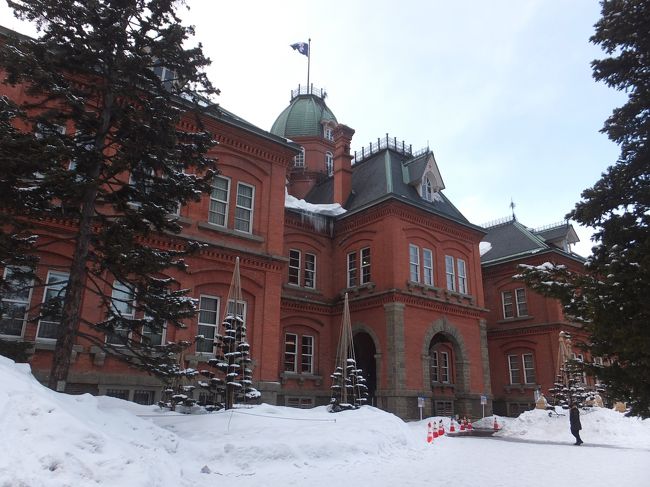 雪降り積もる北海道へ。やっぱり北海道にはあえて雪の時期に行くのが好きです。<br />できたばかりの北海道新幹線に乗って札幌、小樽と進んで、雪の中を街歩き。帰りは苫小牧からフェリーで仙台へ。<br /><br />初日は北海道新幹線と特急を乗り継いで札幌、そして小樽へ移動。札幌ではタダで見られる観光スポット(北海道大・道庁旧本庁舎・札幌市資料館)でお勉強。雪ミク電車にも乗りました。