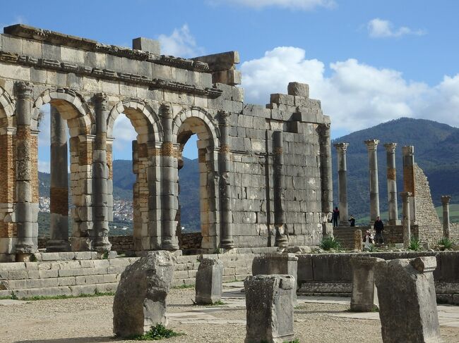 メクネス観光<br />UNESCO World Heritage Site<br /><br /><br /><br />マンスール門のあるエディム広場あたりを2日間すごしてきました。<br /><br /><br />マンスール門は<br />北アフリカで最も美しい門の1つと言われている所です。<br /><br /><br /><br /><br />世界遺産「古都メクネス」に登録されている旧市街エリアにいると、広範囲に張り巡らされた高い城壁が目に付きます。<br /><br /><br />全長30kmもあり、何十にも重なっているかべ。<br /><br /><br />王宮のある所など、壁の外から見ると古都というか要塞のよう。<br />フェズにも同じものが、果てしない範囲にありました。<br /><br /><br /><br /><br />この旅の前後に寄ったフェズとはまた違うと前評判で聞いていたものの、やはりメクネスでも悪名高いモロッコ人の町案内人(自称ガイド)を恐れて観光らしい事をして来ませんでした。それはちょっと残念です。<br /><br /><br /><br />ーーー実体験レポートーーーーー<br /><br /><br />ところがこのメクネスでは、メディナをほんの少しぶらぶらした限り、とってもすばらしいスマイルの人たちが無償で手伝いを申し出てくれたのでした。<br /><br /><br />もちろん小銭目的のインスタントガイドらにも合いました。<br /><br /><br /><br />ただし金が目的の人たちは表情がなく、更に、きちんと最初っから「少しお礼がいるけどね」 と前置きしてくれるのです。この分かりやすさ!!<br /><br /><br /><br />お金は出せない と断るとクールに去って行き、相当多数の人々がとても扱いやすかった。<br /><br />正しい人間の姿勢がここに垣間見れ、とても嬉しかったです。<br /><br /><br /><br /><br /><br />表紙の写真はユネスコの世界遺産の「ヴォルビリスの古代遺跡」 フォーラムとバシリカ礼拝堂<br /><br /><br />北アフリカにおける古代ローマ都市の最良の保存状態を残す遺跡のひとつとして、<br /><br /><br /><br />宿泊したのは、メディナでもわかりやすい場所にある、ロビーが素敵なリヤド・リタジ。<br /><br /><br /><br />私のモロッコの旅はリヤドを極める旅となったのでした。<br /><br /><br /><br />ヴォルビリス遺跡という、近郊のローマ遺跡訪問を1番の目的として、無理は禁物の心構えで可能な限りメクネスの町を見てきました。<br /><br />