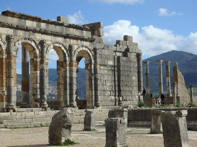 <br />メクネス観光<br />UNESCO World Heritage Site<br /><br />マンスール門のあるエディム広場あたりで2日間すごしてきました。<br />マンスール門は北アフリカで最も美しい門の１つと言われている所です。<br /><br /><br />世界遺産「古都メクネス」に登録されている旧市街エリアにいると、広範囲に張り巡らされた高い城壁が目に付きます。<br /><br />全長30kmもあり、何十にも重なっているかべ。<br /><br />王宮のある所など、壁の外から見ると古都というか要塞のよう。<br />フェズにも同じものが、果てしない範囲にありました。<br /><br /><br />この旅の前後に寄ったフェズとはまた違うと前評判で聞いていたものの、やはりメクネスでも悪名高いモロッコ人の町案内人(自称ガイド)を恐れて観光らしい事をして来ませんでした。それはちょっと残念です。<br /><br />ーーー実体験レポートーーーーー<br /><br />ところがこのメクネスでは、メディナをほんの少しぶらぶらした限り、とってもすばらしいスマイルの人たちが無償で手伝いを申し出てくれたのでした。<br /><br />もちろん小銭目的のインスタントガイドらにも合いました。<br /><br />ただし金が目的の人たちは表情がなく、更に、きちんと最初っから「少しお礼がいるけどね」　と前置きしてくれるのです。この分かりやすさ!!<br /><br />お金は出せない と断るとクールに去って行き、相当多数の人々がとても扱いやすかった。<br /><br />正しい人間の姿勢がここに垣間見れ、とても嬉しかったです。<br /><br />宿泊したのは、メディナでもわかりやすい場所にある、ロビーが素敵なリヤド･リタジ。私のモロッコの旅はリヤドを極める旅となったのでした。<br /><br /><br />表紙の写真はユネスコの世界遺産の「ヴォルビリスの古代遺跡」　<br />フォーラムとバシリカ礼拝堂<br /><br />北アフリカにおける古代ローマ都市の最良の保存状態を残す遺跡のひとつ、ヴォルビリス遺跡。近郊にあるそのローマ遺跡訪問を目的として、無理せず可能な限りメクネスの町を見てきました。<br /><br /><br />