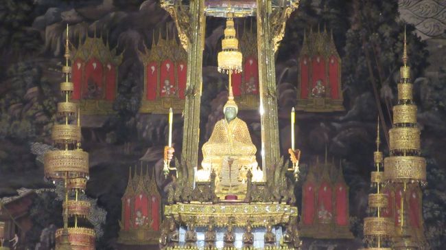 昨年初めてタイを訪れましたが、日程不足と体力不足により、<br />物足りなく感じて、帰国後すぐに、この日程で飛行機を予約。<br />今回はすべて個別で手配のひとり旅。<br />飛行機はエアアジア<br />往路は成田空港発9:15のXJ601便 → ドンムアン空港着14:05着、<br />復路はドンムアン空港発10:45のXJ606便 → 成田空港着19:00<br />宿泊は、Booking.comを利用、<br />BTSラチャティーウィー駅近くのMonomer Hostel Bangkokのドミトリーを予約。<br /><br />今回の観光予定は次の通り。<br />メークロン市場、チャトゥチャック・ウィークエンドマーケット、<br />ワット・サマーン・ラタナーラーム、ワット・プラケオ、トンブリー地区の散策、<br />メガバンナー近くにあるというカオマンガイが美味しいという店<br />その他は、思いつくままに行ってきました。<br /><br />3日目 ワワット・プラケオ~ワット・スタット~ワット・サケット~プラトーナム