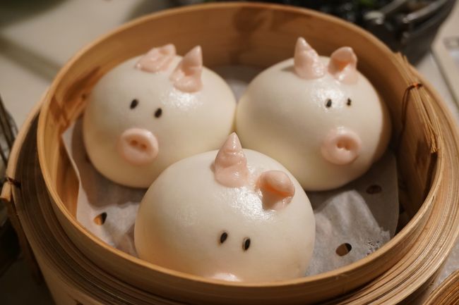 お正月を迎える準備で華やかな香港マカオの旅行記です。<br />とても寒くて気温は毎日10℃前後、コートとマフラーをしっかり着込んで歩きました。<br />「向こうでは使わないかもしれないけど帰国したとき寒いから」と持って行ったカイロが活躍しました。<br />幸い雨に降られることもなく初心者なりですが充実の4日間でした。<br /><br />宿 泊:シティービューホテル(油麻地)<br />飛行機:バニラエア<br />予約しておいたもの:エアポートエクスプレス往復チケット・Yum Cha・マカオフェリーチケット(行きの分のみ)・ディズニーランド一日券<br /><br /><br />日程:<br />2/5(月)10:20 成田発 14:50香港着→モンスターマンション→Yum cha<br />2/6(火)8:30 フェリーでマカオへ 17:30パンダバスでヴィクトリアピークとアバディーン<br />2/7(水)香港ディズニーランド<br />2/8(木)油麻地界隈 15:40香港発 20:40成田着