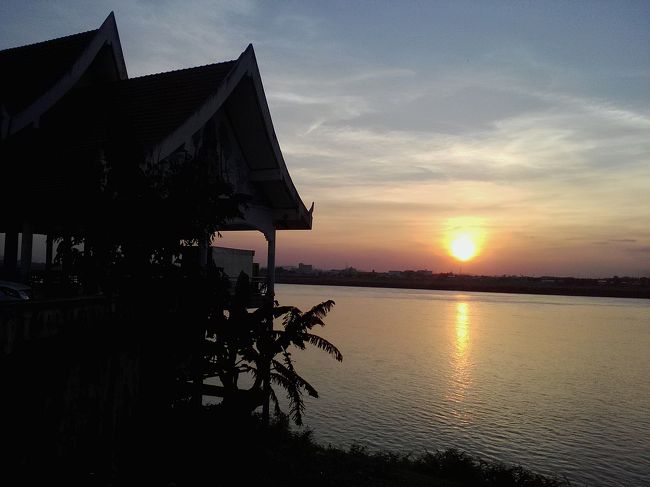 今日もまたメコン川に夕日が沈む…サワンナケート