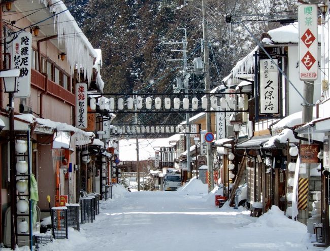 奈良県天川村の洞川温泉<br />修験者の聖地で夏は行者さんの姿がみられますが<br />冬は一変、空気が澄んで凛とした感じに。<br />いらぬ音は何も聞こえずとても静かな温泉地に。<br /><br />今年は忙しくて北上できない…北海道が!雪が!恋しくて恋しくて仕方ない<br /><br />そんなある日の事、時間がなくてある意味初めての体験<br />コンビニのイートインコーナーで昼食を<br /><br />明日、明後日お休みなので 思わずポチってしまった<br />この短い休憩時間の間に(^^;;<br /><br />雪の中を歩き回りたいが一心でポチ♪<br /><br />そんなこんなで前日の休憩時に勢いで決めた洞川温泉<br />雪雪雪! 雪の中を歩き回って心にビタミン注入! <br />訪れて大正解!<br />今回は温泉ではなく、雪に癒された旅でございますぅ~♪<br /><br /><br /><br /><br /><br /><br /><br /><br /><br />