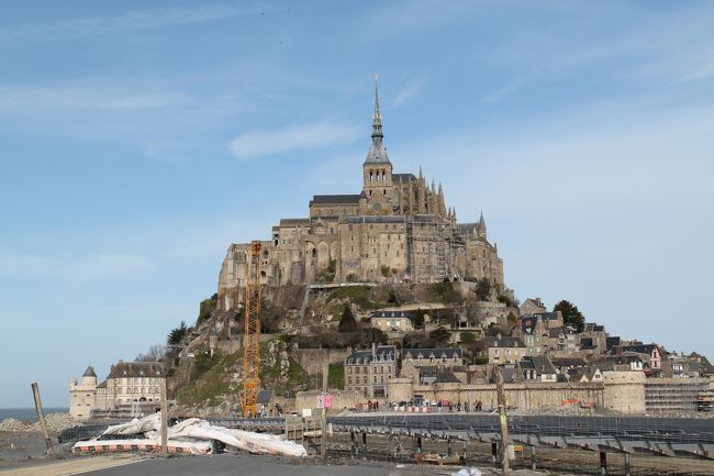 大学の卒業旅行で、2週間ヨーロッパへ行きました。(おもにイタリア・フランス)<br />大学生協と日本旅行が主催する添乗員さん付きのツアーです。<br /><br />10日目は、ロワール地方から、ノルマンディー地方へ移動しました。本日のメインは、モンサンミッシェル見学です。島すべてが修道院となっている場所です。今でも、キリスト教徒の巡礼地となっているそうです。<br /><br /><br />期間:2013年2月24日~3月9日<br />航空会社:Swiss International<br /><br />▼往路<br />2/24東京(成田)11:15発⇒2/24チューリッヒ15:50着<br />2/24チューリッヒ17:35発⇒2/24ローマ19:05着<br /><br />▼復路<br />3/8パリ9:50発⇒3/8チューリッヒ11:05着<br />3/8チューリッヒ13:00発⇒3/9東京(成田)8:55着<br /><br />イタリア~フランスへの移動は、全て旅行会社のチャーターバスでした。
