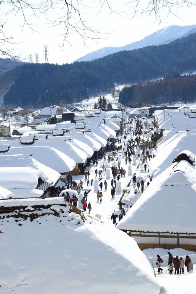 福島県の大内宿の雪まつりへ行ってきました。<br />木曽路の奈良井宿の雰囲気に魅せられて以来、どこか東京からパッと行ける宿場町がないか探していたところ、福島県の大内宿がヒット。<br /><br />当初は、新幹線、バス等を乗り継いで行くつもりだったのですが、なかなかスムーズにいけないことがわかり、バスツアーに御一人様で参加することにしました！<br /><br />バスツアーといっても、お土産屋さんに連れ回されたりすることは一切なく、PA休憩以外はどこにも寄らず、到着後は完全自由行動だったので、いわゆる交通手段としてのバスツアーです。<br /><br />お祭りは１３時半からスタートしますが、１２時半には到着し、花火が終了する１８時半までじっくりお祭りを堪能しました。<br />雪国のお祭りに参加するのは初めてでしたが、それほど寒さも感じず、目一杯楽しみました。<br /><br />今回は昼間と夜の部に分けて旅行記を書きたいと思います！