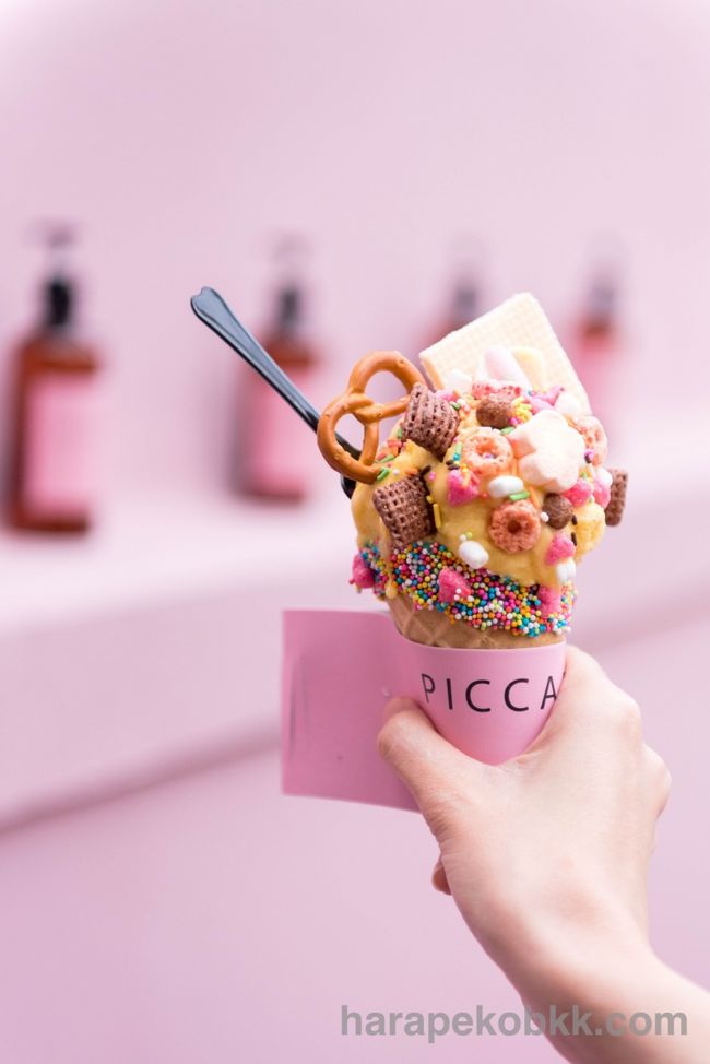 おしゃれ写真が大好きなタイ人インスタグラマーがこぞって訪れる小さなピンクのアイスクリームショップ ”Piccadilly Ice Cream Shop / ピカデリーアイスクリームショップ ”に行ってきました。<br /><br />ピンクの壁を背景に、思いっきり盛られたアイスクリームを撮ると、インスタ映え間違い無しの写真ができあがります。<br />ニマンヘミン散策のついでにカメラを持って訪れてみるのも面白いと思います。<br /><br />この様子をブログにまとめましたので、よろしければ御覧ください。<br /><br />http://harapekobkk.com/archives/5662