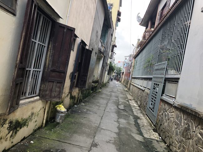 恒例の陸路縦断研修旅行。2018年はベトナム中部から南ラオス、タイの南イサーンを通ってバンコクに向かうルート。2回目はベトナム中部の世界遺産ホイアンで午後までのんびり散歩した様子です。定番の旧市街エリアから少し離れたところを散策してみました。対岸の島の反対側のまだ観光地化されていない場所などの様子を見ながら小さな島を一周し、暑い日差しの旧市街まで戻ってきた様子です。