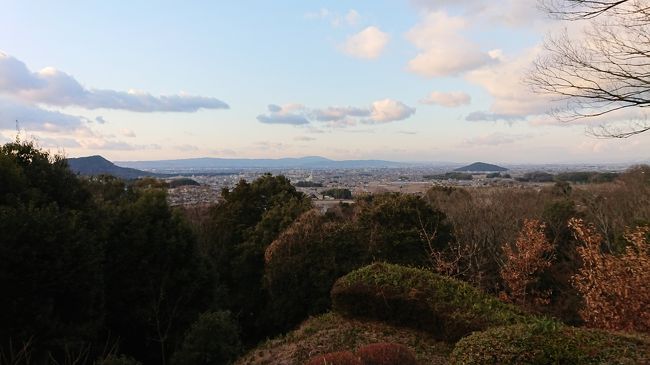 ちょっと海外の旅行記は飛ばして、国内の旅行記を。<br />先週末、先々週末と国内を回ったのでその模様を少しだけ。<br />先々週は久しぶりに関西方面に出張したので、その後、奈良・京都を回ってきました。<br />大体１年に１回は行っているところですけど、季節ごとに見える風景は違いますよね。<br /><br />まずは２７日土曜日。<br />２６日金曜日は大阪に泊まり、翌朝近鉄特急で奈良へ。<br />近鉄奈良駅前でレンタカーを借りて一日回りました。<br />借りたのはＴＯＹＯＴＡのパッソ。<br />前はビッツだったんですけど、ここのところ某レンタカー屋さんはパッソ押しなんでしょうか。