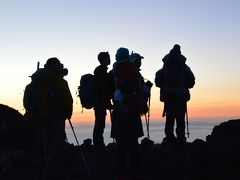 富士山頂で御来光