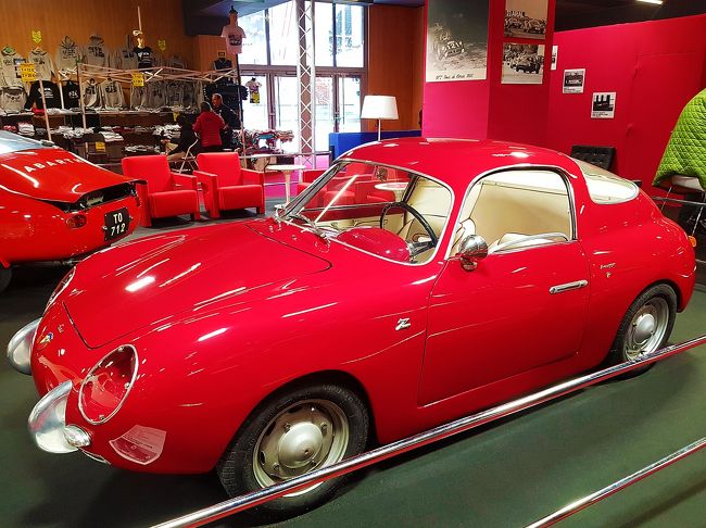フランスの車メーカーといえば?と聞かれてルノー、シトロエン、プジョーと答えるのが精一杯!しかしフランスではどのような車が発売されていて、何が特徴・魅力なのかなど一切分からないままフランス滞在十数年が過ぎてしまいました。今さら人には聞けないし、誰も教えてくれないのは辛い!<br /><br />去年2017年にシトロエンの2CVを使ったドライバーガイドのバイトを始めてから「クラシックカーって運転おもしろい」と思うようになり、またガイドとしてF1走行会に同行する機会をいただいたり、車が好きとおっしゃるお客様に出会う機会が重なり、(いまさら!)車って奥が深いんだなあと実感。<br /><br />友達から「世界一大きいクラシックカーの展示会があるよ」と教えられて、右も左もわからないなりにまずはこの目で見て楽しむべし!と思い、さっそく行ってきました。<br /><br />さらにブログでレトロモビルについてのレポートも書きました。(ルノー車のことを集中的にかきました)是非ご覧ください!!!<br />↓↓↓↓↓↓↓↓↓<br />https://wp.me/p93B1t-xC<br /><br />表紙写真はFIAT ABARTH 500 GT coupé ZAGATO 1958(105CZ)<br />車のこと一切わからないなりに見た瞬間に惚れてしまいました~。<br />
