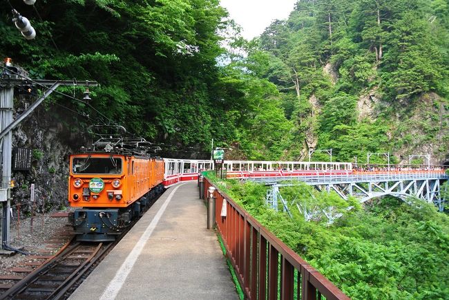 ６月の梅雨時期ではありましたが、お天気が良い日を狙って黒部渓谷へ行ってまいりました。<br /><br />もちろん目的は、トロッコ列車です。<br /><br />ついでに宇奈月温泉にも宿泊します。<br />もう新緑の時期は過ぎていましたが、なんとも風が気持ち良い。<br />トンネルの中は少し寒かったです。<br /><br />■利用した旅館<br /><br />宇奈月温泉　延楽<br /><br />今回は絶対に泊まりたいと思える宿がなく、口コミが良い延楽さんにしました。