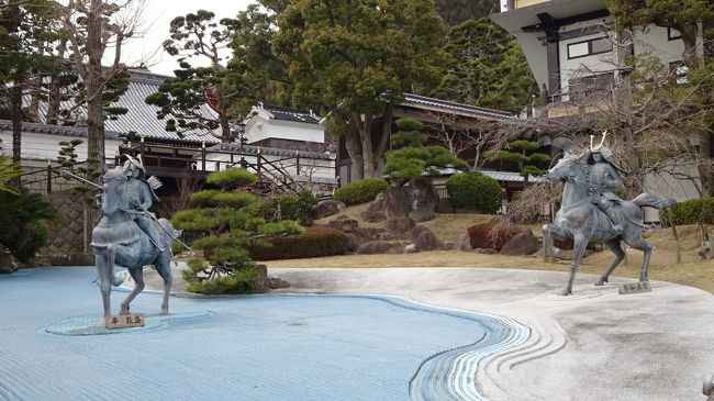 (3)からの続きです。<br /><br />仁王門から再び境内に入り、本堂前の唐門前まで。<br /><br />写真は、源平の庭の風景。