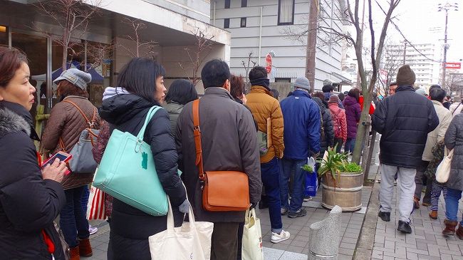 例年恒例の・・・第21回白雪蔵まつりが平成30年2月11日に開催されました。<br /><br />昨年は、阪大病院の眼科で手術し退院した翌日で、途中でゴンママと別れ市バスで帰りましたが、今年は元気になっており、昼食後に市バスで帰るゴンママと別れ、ワシは歩けるところまで歩き、疲れたら途中のバス停からバスに乗って帰ることにしました。この日の万歩計は14,000歩を超えました。さすがに疲れました。<br />昨年の旅行記・・・https://4travel.jp/travelogue/11215047<br /><br />この旅行記は、ゴンママと一緒に白雪蔵まつりに参加し、昼食した後で別れるまでの写真集です。<br /><br />写真は、第21回白雪蔵まつりの混雑風景。<br />市民が全員出掛けた感じの大混雑でした。