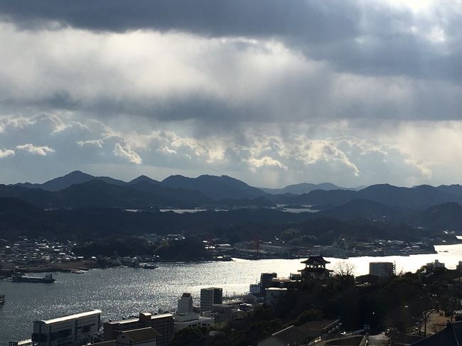 ずっと来たかった尾道に来てしまいました<br /><br />ちょっと古いですが、大林宣彦監督の尾道三部作のロケ地に出会えたら<br />と思っていましたが、今日の尾道は寒い寒い。<br /><br />また、歩いてみたら路地と坂道が多く歩きがいがありました~