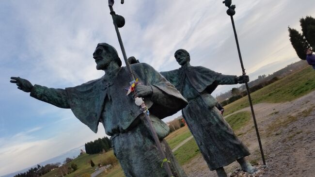 2018年2月5日(月)~12日(月)阪急交通社主催<br />「イベリア航空利用 北スペインの聖地サンティアゴ・デ・コンポステーラ観光付き決定版ポルトガル8日間」に参加しました。その1日毎の旅行記です。主な日程は下記の通りです。<br />2月5日(月)成田発 イベリア航空 マドリッド乗り継ぎ<br /> サンティアゴ・デ・コンポステーラ着・泊<br />6日(火)≪サンティアゴ・デ・コンポステーラ観光≫ <br /> 〇歓喜の丘◎カテドラル〇オブラドイロ広場 <br /> ≪ヴィアナ・ド・カステロ散策≫ ポルト泊<br />7日(水)≪ギマランイス観光≫◎ブラガンサ公爵館<br /> ≪ポルト市内観光≫◎サンフランシスコ教会<br /> 〇ドン・ルイス一世橋◎ポートワイン工場〇サン・ベント駅 <br /> ◎ポルト市内自由行動 ポルト泊<br />8日(木)≪コインブラ観光≫〇コインブラ大学〇カテドラル<br /> ≪トマール市内観光≫◎キリスト教修道院<br /> ≪ナザレへ≫〇シティオ地区 ナザレ泊<br />9日(金)≪カルダス・ダ・ライーニャ≫〇朝市<br /> ≪オビドス散策≫≪〇ロカ岬観光≫≪リスボンへ≫ リスボン泊<br />10日(土)≪リスボン市内観光≫〇ベレンの塔〇発見のモニュメント<br /> 〇ジェロニモス修道院<br /> ≪旧市街散策≫〇ロシオ広場〇アウグスタ通り≪自由行動≫<br /> リスボン泊<br />11日(日)リスボン空港へ、イベリア航空利用マドリッド乗り継ぎ帰国<br />12日(月)成田へ お土産紹介<br /><br />