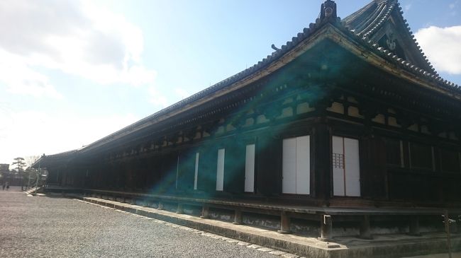 今日はオリンピック、夜がメインだな?と思ってそうだ、清水寺へ行こうと急遽出立。<br /><br />清水寺は改装中との情報から三十三間堂に目的地を変更。<br /><br />学生時代、長く京都に住みながら、結構行っていない寺社仏閣があります。こちらもその一つ。<br /><br />ラーメン屋は巡ったのに…<br /><br />単なる記録にて面白くはない旅行記ですみません。<br />