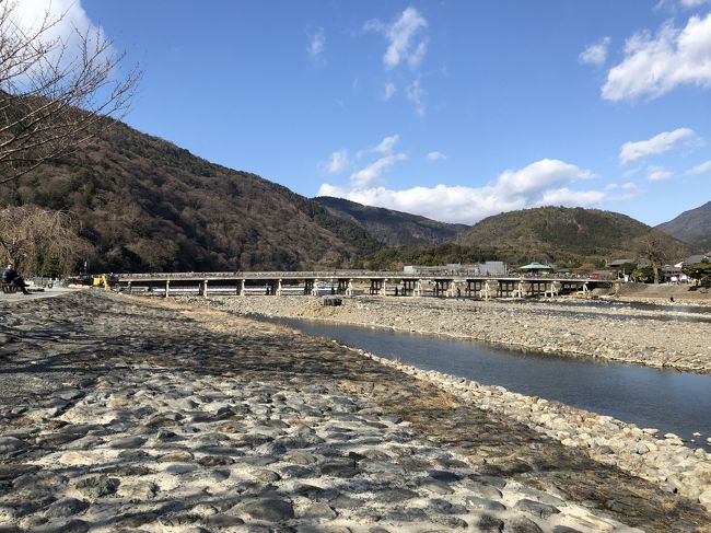 今回も御朱印巡りです。<br />私、嵐山のお寺は昔にほとんど御朱印もらってて、今回はお友達の付き添いです。笑<br />覚悟はしていたけど、真冬の嵐山は想像以上に寒かった！<br /><br />でも人も少なくて、天気も良くて、久々に嵐山を満喫しました。ザ・観光！です。