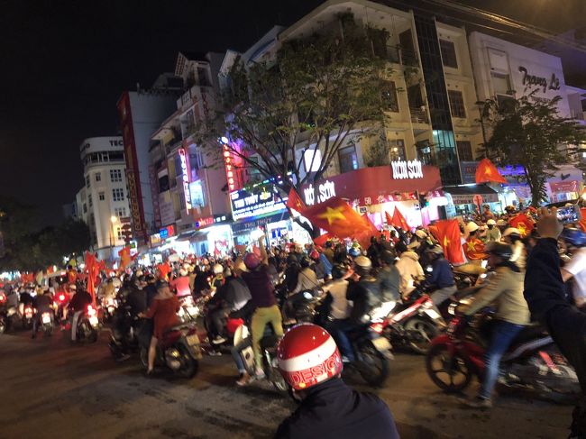 恒例の陸路縦断研修旅行。2018年はベトナム中部から南ラオス、タイの南イサーンを通ってバンコクに向かうルート。3回目はベトナム中部の世界遺産ホイアンで遅めの昼食をとった後、ダナンへ。そこで偶然に起こったイベントによる夜のダナンの異様な光景と在住日本人に連れられたディープな夕食をいただきました。