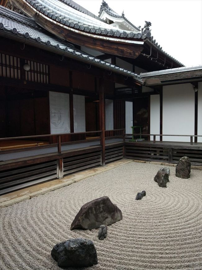 冬の京の旅で特別拝観されている妙心寺東海庵と京都検定合格者特典の二条城ご招待をメインに、小雪舞う都大路をお散歩。<br />まずは御池通の一本北側の押小路を河原町通から二条城まで。二条から花園まではJR嵯峨野線のお世話になるも妙心寺から一条通りをまっすぐに御所まで。<br />合計２０キロ程度は歩いたか。