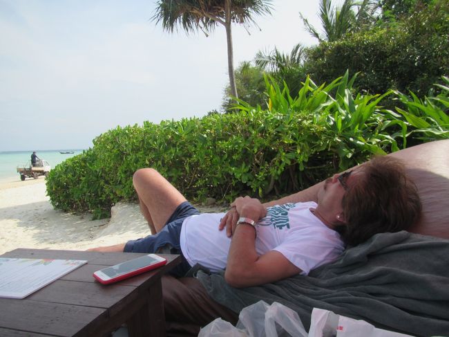 ゼボラ前のビーチで横になってビール飲んで昼寝して本読んで・・・昼からは隣にあるエラワンリゾートでタイマッサージ。