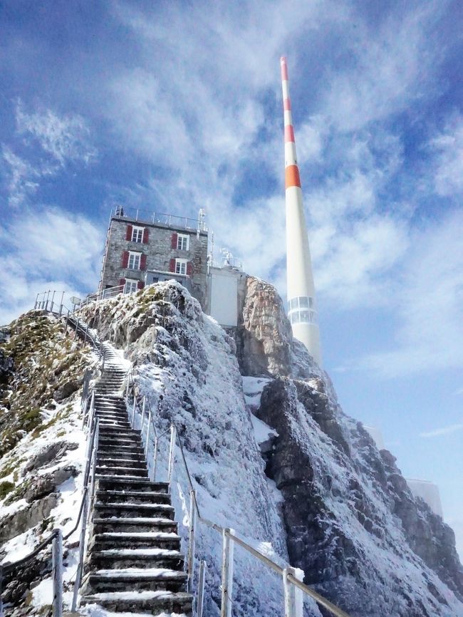 2017年9月15日（金）<br /><br />旅の7日目、東スイスを代表する名峰、センティス山へと向かいました。<br />お天気が良く、気持ちの良い朝です。<br /><br />ケーブルカーで山頂に行くと、遠く連なるアルプスの山々の景色を眺めることができました！<br /><br />山頂は雪と氷の世界。<br />階段に積もった雪が凍って、怖かったぁ。（;Д;）<br /><br />絶景は長くは望めず、雲が湧き出したと思ったら、あっという間に麓が真っ白に。<br />山頂は雲の上で青空でしたが、遠くの山々が雲に隠れてしまったのは残念でした…。<br /><br />（旅行期間：2017年9月9日～9月20日）