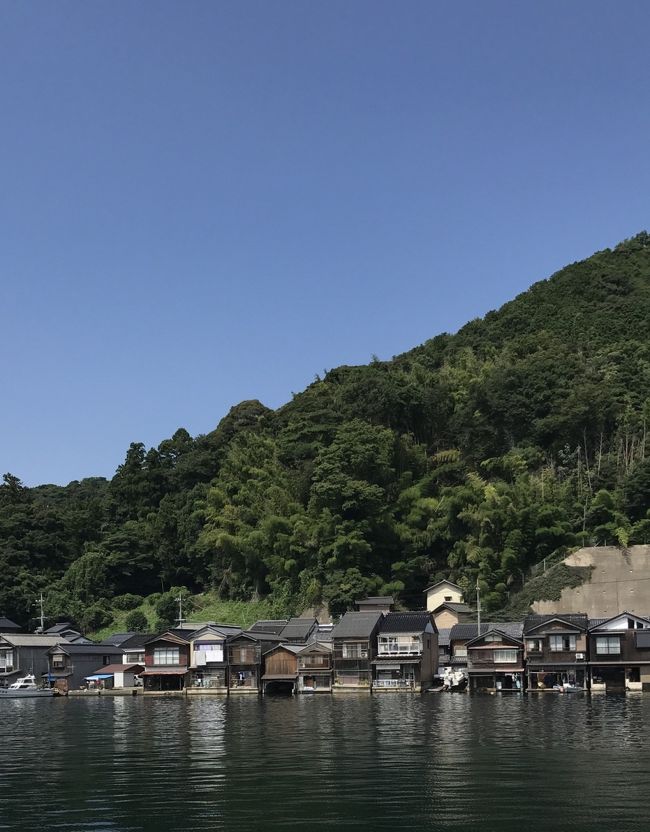 パパさんもお盆休みに入り、広島の宮島に行くつもりで早朝、自宅を出発。高速に乗るとすぐに渋滞の情報が入り、無理だねーとなりました。幸いというか宿は予約していなかったので目的地変更。渋滞がなさそうな海沿いをドライブして、おいしい魚を食べることにしました。結果、テレビで見た珍しい自販機のあるドライブインや「伊根の舟屋」に行くことができ、思いがけず楽しい旅になりました。 <br /><br />2017年8月11日(金)<br />自宅⇒ドライブインダルマ⇒伊根の舟屋⇒道の駅 舟屋の里 伊根⇒甲崎展望台⇒レストラン漁連⇒自宅