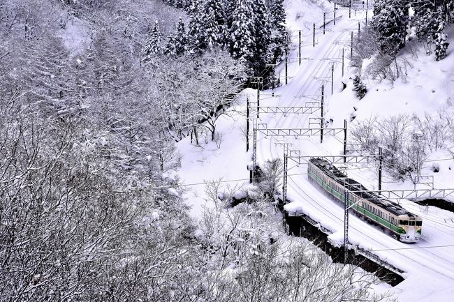 しなの鉄道を走る国鉄型車両115系のうち、しなの鉄道の開業20周年に合わせて「懐かしの車体カラー」として復活した、115系「初代長野色」「横須賀色」を追いかけて、しなの鉄道北しなの線沿線に広がる白銀色に輝く冬の風景を探しに訪れてみました。