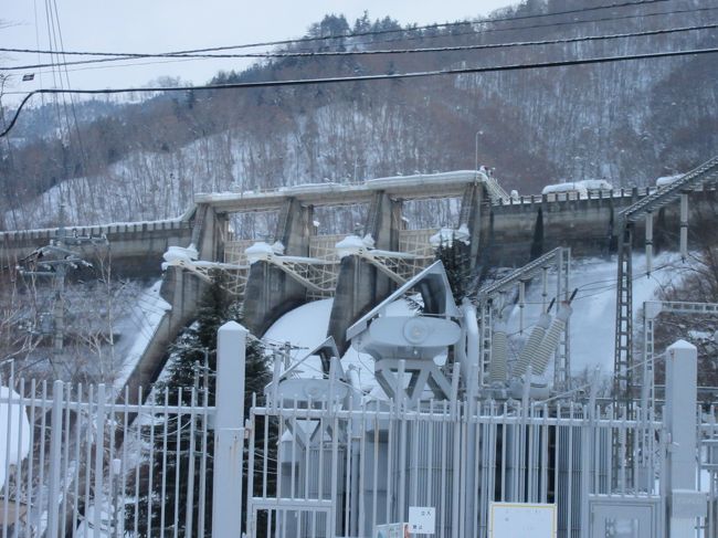ダムカード<br />近年人気のダムについての情報が記載されているカードです。<br /><br />ふとした事から2017年5月にダムカード収集巡りを始めて<br />今回で15回目です<br /><br />第 1回：神奈川編　2ダム訪問<br />第 2回：神奈川編　5ダム訪問<br />第 3回：埼玉県＆山梨県　7ダム訪問<br />第 4回：山梨県＆長野県　6ダム訪問<br />第 5回：東京都＆山梨県　3ダム訪問<br />第 6回：神奈川丹沢周辺　3ダム訪問<br />第 7回：群馬県北部周辺　7ダム訪問<br />第 8回：群馬県＆栃木県　7ダム訪問<br />第 9回：栃木県北西部　8ダム訪問<br />第10回：栃木県編　11ダム訪問<br />第11回：群馬県＆埼玉県　9ダム訪問<br />第12回：群馬･栃木･埼玉　6ダム訪問<br />第13回：群馬県＆長野県　6ダム訪問<br />第14回：千葉県編　6ダム訪問<br /><br />※第14回の様子はこちら<br />　https://4travel.jp/travelogue/11326677<br /><br />第14回終了時点で、8都県の86施設を巡りました<br /><br />今回の第15回は群馬県北部編です。<br /><br />現在建設中の八ッ場ダムは「やんばツアーズ」と称して様々な見学ツアーを実施しています。<br />今回そのツアーの内<br />・八ッ場の今を巡る現場見学会<br />・やんばフローズンナイトツアー　　にそれぞれ申し込みました<br /><br />また群馬県北部は2017年9月（第7回時）に結構巡ったのですが、その後2017年11月より新たに4ダムのダムカードの配布が始まったので、冬季閉鎖で訪問不能のダム以外を今回訪問しました。<br /><br />群馬県北部の厳冬期のダムはとても厳しい自然環境ながらとても美しく、素晴らしい姿を見せてくれました。<br />更にはツアーの合間を縫って白根山噴火で話題の草津温泉も強襲し観光への影響を実感してみました。<br /><br />肝心の八ッ場ダム見学ツアーですが、大変興味深く有意義な物となりました<br /><br />相変わらず、あちこち立ち寄りながらの旅で、今回は特にボリューム満点なので<br />全5編に分けてお届けします<br /><br />その1は「厳冬期の奥利根地区編」として「須田貝ダム」「小森ダム」です<br /><br /><br />「群馬県」ダムカード収集の旅<br />対象ダム・・・・ 30<br />今回訪問数・・・  2（ 6.7％）<br />累計訪問数・・・ 26（86.7％）<br />未訪問数・・・・  4（13.3％）<br /><br />※つたない文章＆写真ではありますが、是非最後までお付き合いください