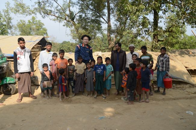 　コックスバザール郊外にあるロヒンギャキャンプに行ってきました、<br />もうキャンプというより街の規模です。<br />実際に訪れてみて子供たちが素直で、笑顔が素晴らしく、可愛らしい。<br />水は井戸が作られ見た目は綺麗で透明でした。<br />赤土の丘に建てた家なので坂で足元が滑ります。<br />雨季の訪問は十分な注意が入ります。<br />コックスバザールからCNGを雇い一人でドライバーと行きました。<br />内部もドライバーが案内してくれたので安全で、助かりました。<br />2,000タカとチップを200タカ上げましたが、もう少し欲しいような素振りでした。<br />タカの持ち合わせがなく少し後悔しました。