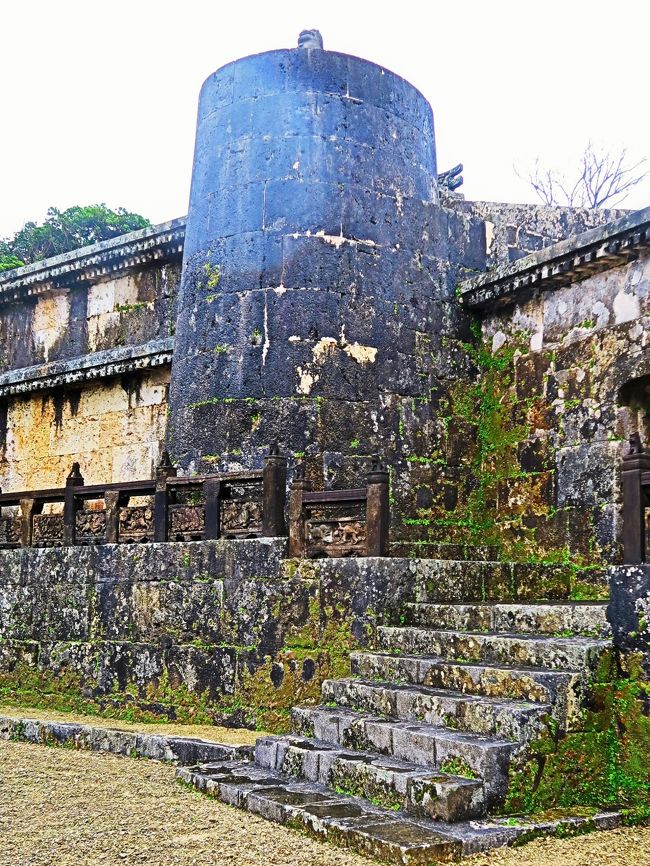 玉陵（たまうどぅん）は、琉球王国、第二尚氏王統の歴代国王が葬られている陵墓。所在地は沖縄県那覇市首里金城町。そもそもは第3代尚真王（在位1477年 - 1526年）が父、尚円王を葬るために建築したものである。世界遺産のひとつで沖縄県最大の破風墓。<br /><br />玉陵は中室、東室、西室の3つの建築物に分かれる。中室は葬儀の後、当時の琉球の葬制に基づき遺骸が骨になるまで放置し、数年後に骨を取り出して洗骨した。洗骨した後に遺骨を骨壺に収め、王及びその妃の骨は東室に納められ、他の王族は西室に納められた。建造物の外は外庭、中庭に石壁で仕切られ、中庭には珊瑚の破片が敷き詰められている。<br /><br />第二次世界大戦末期には、日本軍総司令部に近かった玉陵は首里城と共に集中砲撃の巻き添えに会い、東室・西室が破壊されるなど大きな被害を受けた。現在見られる大部分は第二次世界大戦後に復元されたものである。<br />2000年に「琉球王国のグスク及び関連遺産群」として世界遺産に登録された他、全体が国の史跡、「玉陵」5棟（墓室3棟、石牆2棟）が国の重要文化財（建造物）、石彫獅子と玉陵碑が県の有形文化財（彫刻）に指定されている。<br /><br />例外を除き、基本的に被葬者は歴代王と王妃であると思って良い。<br />1931年、尚家20代当主尚典の夫人：祥子の入棺の後、新たな被葬者はいない。<br />墓室（東室・中室・西室）　前門　後門　玉陵碑　玉陵奉円館（展示館）<br />（フリー百科事典『ウィキペディア（Wikipedia）』より引用）<br /><br />玉 陵　については・・<br />http://www.city.naha.okinawa.jp/kakuka/kyouikubunkazai/bunkazai/<br /><br />『沖縄本島内 ９つの世界遺産全てをめぐる 琉球歴史探訪 ３日間』　<br />　中城城跡・首里城公園・久高島は専門ガイドがご案内　<br />　<br />2日目　　1月1９日（金）<br /> 名護-【移動約25分】-③今帰仁城跡&lt;60&gt;（約1.5ｋｍにもわたる堅牢な城壁）-【移動約90分】-④勝連城跡&lt;40&gt;（海外貿易の拠点ともなった美しい眺望を望める城跡）-【移動約45分】-⑤玉陵&lt;20&gt;（第二尚氏王統の陵墓）--首里金城町石畳道&lt;20&gt;（風情のある琉球石灰岩の石畳道）-【移動約10分】-【移動約20分】-豊見城（泊）　<br />宿泊 ： ホテルグランビューガーデン沖縄098-851-2288  <br />http://www.granview.co.jp/garden-okinawa/<br /><br />3日目　　1月２０日（土）<br />豊見城-【移動約40分】-ニライカナイ橋（車窓）-【移動約10分】-安座真港-【乗船約30分】-久高島&lt;40&gt;（島内ガイドと一緒に神の島と呼ばれるパワースポットを散策）-【乗船約30分】-安座真港-【移動約5分】-⑥斎場御嶽&lt;50&gt;（琉球王国最高の礼拝所）-⑦識名園&lt;15&gt;（琉球王家最大の別邸）-【移動約45分】-首里城公園&lt;70&gt;（守礼門--⑧園比屋武御嶽石門--⑨正殿-【移動約30分】-那覇空港<br />那覇空港18:40発-【ＪＡＬ９18便・2/10】-20：50着　羽田空港<br /><br />沖縄の世界遺産　については・・<br />http://www.tabirai.net/sightseeing/tatsujin/0000378.aspx