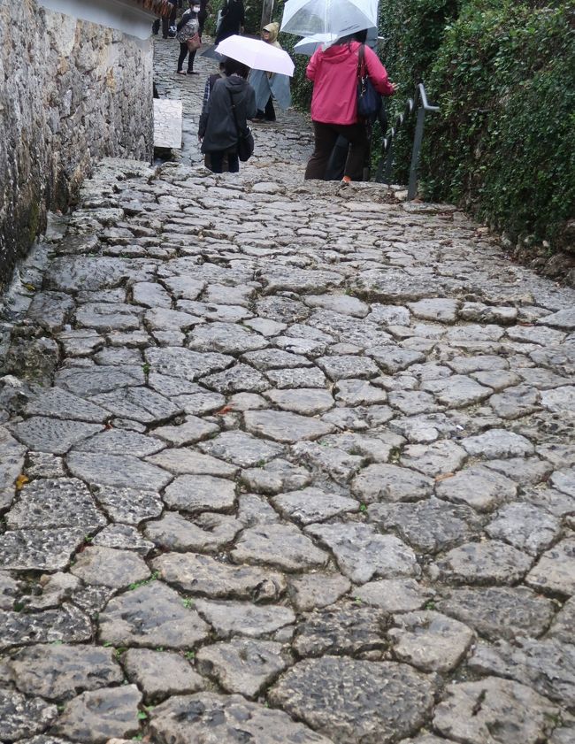 首里金城町（しゅりきんじょうちょう）石畳道は沖縄県那覇市にある石畳の古道。<br />首里城公園の南側斜面に位置し、14世紀から19世紀にかけて栄えた琉球王朝時代の城下町である金城町にある。首里城から国場川の真玉橋に至る長さ4 km、総延長10 kmの官道であった真珠道（まだまみち）の一部で、琉球王国尚真王の治世である1522年頃にその建造が始まった。第二次世界大戦の沖縄戦で真珠道の大半は破壊され、コンクリートで舗装されていたが、1983年（昭和58年）に歴史的地区環境整備事業によって再び石畳に整備された。金城町に現存する238mの区間が首里金城町石畳道としてその姿を現在に伝えている。行政上の道路の路線名を那覇市道金城2号といい、別名シマシービラともよばれる。<br /><br />道には年月を経て光沢を帯びた琉球石灰岩の平石が敷きつめられたままで、沿道には近世以前の石垣も多く現存する。乱敷きに配された大きさ20-30センチメートルほどの平石の表面は小叩きに仕上げられており、こう配が急なところでは階段を設けたり、すべり止めの溝が彫られるなど、歩きやすいように工夫がなされている。<br /><br />道路沿いの屋敷囲いは、「あいかた積み」とよばれる手法を用いて積まれた石垣と赤瓦屋根の木造住宅が見られる。周辺は、世界遺産に登録された首里城跡や、玉陵、園比屋武御嶽石門、識名園、守礼門、弁財天堂、円覚寺跡など多くの文化財があり、観光のスポットが多く集まるところでもある。市民の散策コースとしても人気があり、沖縄県の主要な観光地として知られるところから、県外からの観光客も多い。<br /><br />沖縄県指定文化財（史跡・名勝）であるほか、1987年（昭和62年）8月10日に、旧建設省と「道の日」実行委員会により制定された日本の道100選の一つにも選定されている<br />長さ - 約238m　　　所在地 - 沖縄県那覇市首里金城町　　沖縄都市モノレール 首里駅 徒歩15分<br />]（フリー百科事典『ウィキペディア（Wikipedia）』より引用）<br /><br />首里金城町石畳道　については・・<br />http://shuri-aruki.jp/siseki/modelcourse/1-1.html<br /><br />『沖縄本島内 ９つの世界遺産全てをめぐる 琉球歴史探訪 ３日間』　<br />　中城城跡・首里城公園・久高島は専門ガイドがご案内　<br />　<br />2日目　　1月1９日（金）<br /> 名護-【移動約25分】-③今帰仁城跡&lt;60&gt;（約1.5ｋｍにもわたる堅牢な城壁）-【移動約90分】-④勝連城跡&lt;40&gt;（海外貿易の拠点ともなった美しい眺望を望める城跡）-【移動約45分】-⑤玉陵&lt;20&gt;（第二尚氏王統の陵墓）--首里金城町石畳道&lt;20&gt;（風情のある琉球石灰岩の石畳道）-【移動約10分】-【移動約20分】-豊見城（泊）　<br />宿泊 ： ホテルグランビューガーデン沖縄098-851-2288  <br />http://www.granview.co.jp/garden-okinawa/<br /><br />3日目　　1月２０日（土）<br />豊見城-【移動約40分】-ニライカナイ橋（車窓）-【移動約10分】-安座真港-【乗船約30分】-久高島&lt;40&gt;（島内ガイドと一緒に神の島と呼ばれるパワースポットを散策）-【乗船約30分】-安座真港-【移動約5分】-⑥斎場御嶽&lt;50&gt;（琉球王国最高の礼拝所）-⑦識名園&lt;15&gt;（琉球王家最大の別邸）-【移動約45分】-首里城公園&lt;70&gt;（守礼門--⑧園比屋武御嶽石門--⑨正殿-【移動約30分】-那覇空港<br />那覇空港18:40発-【ＪＡＬ９18便・2/10】-20：50着　羽田空港<br /><br />沖縄の世界遺産　については・・<br />http://www.tabirai.net/sightseeing/tatsujin/0000378.aspx