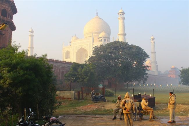 アグラを訪れるのは初インド以来。前回はツアーで来たから全く土地勘は無い。<br />久しぶりにタージマハルを外から見学。この時期、霧につつまれて観光できない日もあった。<br /><br />【交通】()内は遅延後の発着時刻、S:始発、L:終点<br />12/28 Etawah 5:40S ⇒ Agra City 8:41(9:28) 普通64157  25ﾙﾋﾟｰ<br />12/30 Agra Cantt 9:00 ⇒ mathura cantt 10:38(11:38) 普通51901  15ﾙﾋﾟｰ<br />【宿泊】<br />12/28～29 Indu Dormitory and Guest House ドミトリー  150ﾙﾋﾟｰ(予約無し)<br />【為替】1ルピー≒1.8円、1ユーロ≒132円