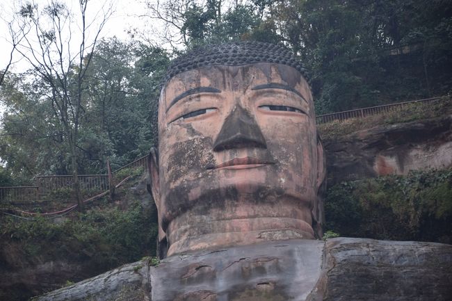 楽山大仏は世界最大の仏像。高さは71メートル。楽山周辺では塩が大量に取れ、塩を運ぶ大動脈である岷江の水害を大仏の力で治めてもらおうという願いから、民衆の力で岩山を掘り、90年かけて造られた。