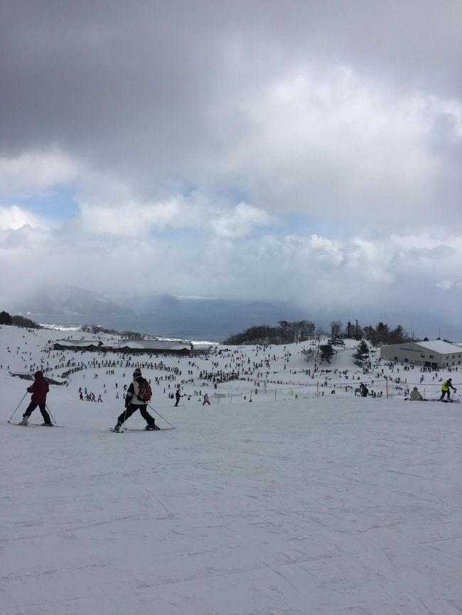小学生3人(小5,小4,小4)と、箱館山スキー場にいってきました。<br /><br />大阪から行けるスキー場で、バスツアーや車で行けるところをいろいろさがしましたが、<br /><br />・雪や帰りの疲れに心配しなくていい<br />・混雑しない早い時間に現地入りできる<br />・安くいける<br /><br />ことから、箱館山スキー場の電車割を使っていくことにしました。<br /><br />3連休中で、でも前日から朝までは雨という微妙な状況でしたが、山の上は雪になっていて、大混雑でもなく、よかったと思います。<br /><br />電車割は、ホームページから会員登録をして、クーポンを印刷してもっていきます。特典として、ゴンドラやリフト券が安くなり、レンタルも半額になります。<br /><br />電車割は、昼特切符も適用できるとのことで、チケット屋さんで昼特切符を買いました。<br /><br />・大阪-京都 400円<br />・京都-近江今津 940円<br />→組み合わせで利用可、片道大人1人320円お得<br /><br />バスツアーよりも早く現地入りしたかったので、5時起き、7:35近江今津着の電車で向かいました。(この時間帯は新快速ないです)<br /><br />近江今津からは1時間に1本のバスもありますが、少しでも混雑前にいきたかったので、タクシーで向かいました。2200円くらいです。<br />↑これがよかった