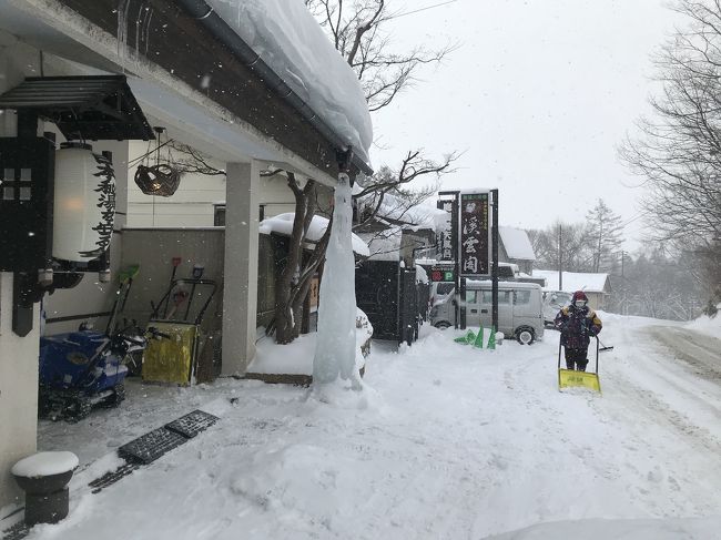 奥塩原温泉<br />渓雲閣<br />日本秘湯を守る会・とちぎにごり湯の会<br /><br />街中から雪が降り出し、日塩有料道路(旅館までは無料区間)は積雪。対向車線にはガードレールに追突して動けなくなっている車も。<br /><br />温泉は3階の内風呂と、2階の貸切露天風呂(無料)2つ。貸切は予約なしに空いていれば入れる。<br />外階段で共同浴場まで下ることもできたが、積雪した階段を降りる気にならず断念。<br /><br />源泉掛け流しのため、入る時によって熱かったり緩かったり、温度は一定でない。<br />硫黄臭のする濁り湯、単純酸性硫黄温泉(硫化水素型; pH2.9)<br />入浴後も身体からほのかに匂う硫黄臭。栃木でこんな温泉に出会えるとは満足。ゆっくりのんびりできて、また来たい。<br /><br />夕食:牛肉焼き・岩魚の刺身・日光湯葉・赤味噌汁・抹茶プリンなどの山里料理<br />朝食:本州1位の那須塩原牛乳・豆乳豆腐・温泉黒たまご・ごぼう味噌・あさりの味噌汁など<br />ロビーには冷たい麦茶、朝にはホットコーヒーのサービスあり。<br /><br />朝、ハンターマウンテン(スキー場)に向かう車は、ある1箇所のカーブを登れずに大渋滞。スキー場のスタッフが2人応援に来て、人力で1台ずつ車を後ろから押していた。結構な山道なので、冬季間はチェーンを持参した方がよさそう。