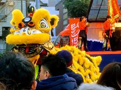 横浜日本大通りでスズメと戯れ、横浜中華街春節で獅子舞や中国雑技を満喫