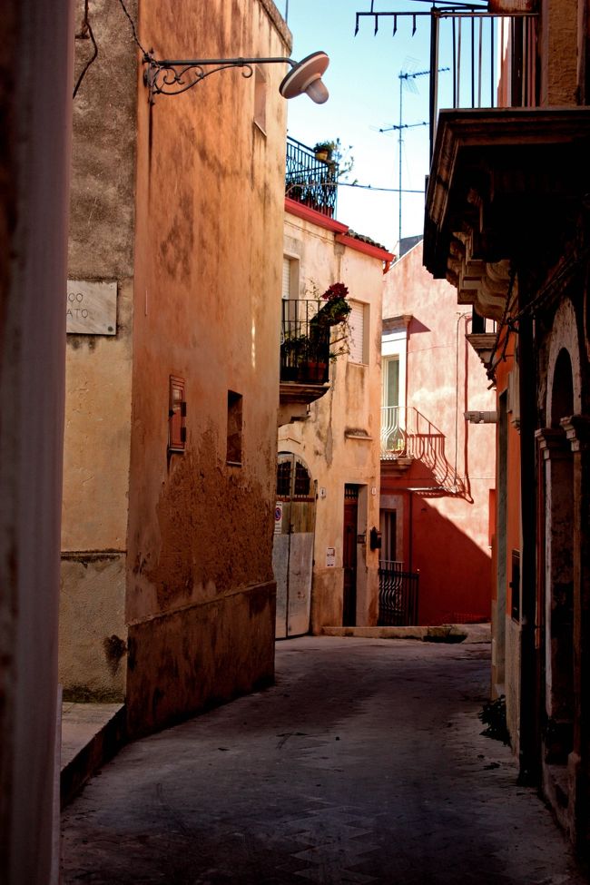 イタリアの地に初めて足を踏み入れて９年。<br />その魅力にどっぷりとはまってしまい、<br />先日５回目のイタリアとなりました。<br /><br />食べ物、ワイン、建物、自然、<br />そして何よりユーモラスな人々。<br />何度行っても飽きません。<br /><br />いつかイタリアに住めないものか・・・<br />なんて最近は本気で考えたりもしています。＾＾<br /><br />そして他の魅力として何気ない路地裏を歩くのも大好きです。<br />今回の旅行記は、なんとなく気に入ってる路地裏の写真を集めてみました。<br /><br />以前の旅行記で掲載したものもあります。<br />あまり確認せず載せてしまい申し訳ありません。<br /><br />photo/Ibula Ragusa Sicilia   