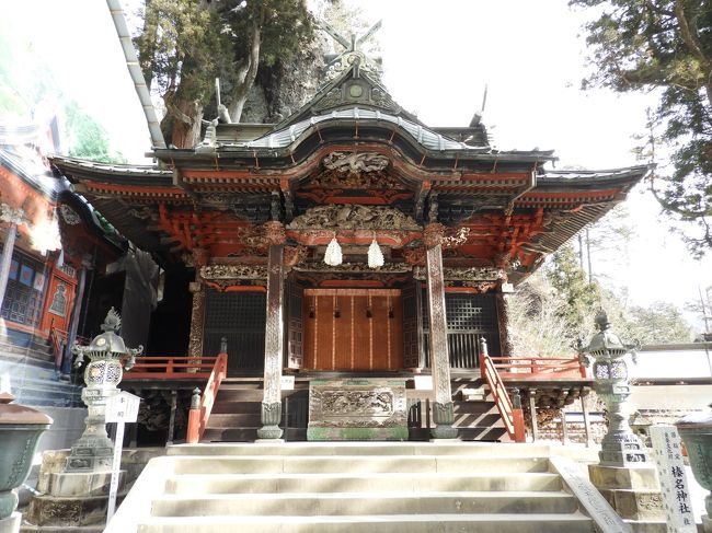 いつものように国道17号から18号に入り榛名神社を目指します。途中には殆ど雪は有りません。残雪を見ながら参拝しました。その後,榛名湖を見て帰りました。<br />榛名神社は、強力な願望実現パワーを持つ関東屈指のパワースポット。<br />山岳信仰・神仏習合の霊場で、榛名山の木（文）の気に、榛名湖・榛名川の金（武）の気が交わる、文武両道の気を持つ龍穴の地です。（大地のエネルギーがみなぎる場所）<br />本社ご神体の御姿岩、双龍門の鉾岩をはじめとする岩には、大地のエネルギーが直接供給されています。