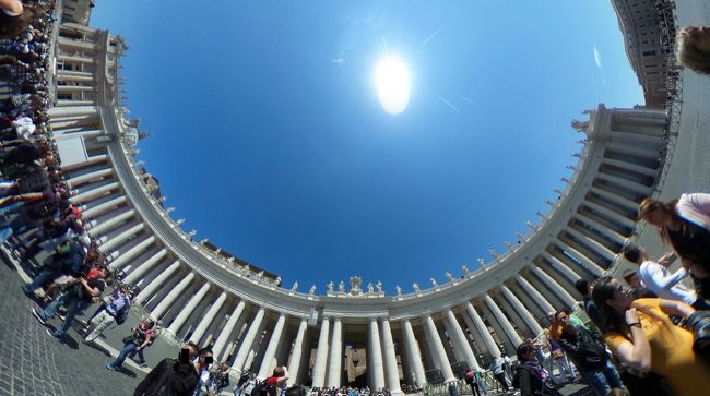 ５月３日は昨日の天気が嘘のように快晴。店が開いてない午前のうちにバチカン市国観光の現地ツアーを済ませ、そのまま近場のトリオンファーレ市場で、野菜や魚、肉の売り物をみたり、生ハムやワインの量り売りを買い込んだりして、ローマの食を楽しんだ。<br /><br />トップの写真はサン・ピエトロ大聖堂の前の広場をThetaで撮影したもの。<br />世界中からあつまった観光客が、暑い中ものすごい行列を作っていた。　