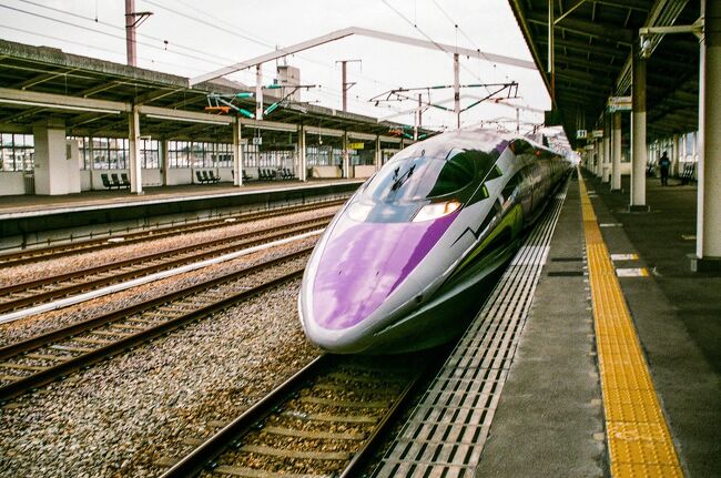 ≪2018.March≫あみんちゅ拝啓去りゆくもの達への旅路壱之①~500系TYPE EVA・三江線乗車編~<br /><br />鉄道に〝乗ること〟を楽しみとする〝乗り鉄〟という言葉があります。有名人にも数多く〝乗り鉄〟をされている方が多く存在します。私自身免許を取るまでは〝乗り鉄〟の一員として日本全国の鉄道に乗るために訪れていたことがありました。しかし乗り鉄の醍醐味というのは、ローカル線と呼ばれる田舎の路線に乗車すること。ゆえに交通の便が悪いのは『当たり前』ということが必ず付いて回ります。車の免許を取得し、どこに行くにも車を使うようになってからは、鉄道に乗る〝過程〟を楽しむよりも目的地で楽しむことを優先するため、鉄道の利用は必要最低限となりました。それに加えて高速バスやLCCの台頭により、拠点への移動はそれらに変わるものの鉄道の選択肢はならず、廃止の情報を得てもなんだかんだと理由をつけて訪れることもありませんでした。<br /><br />そんな私を駆り立てたのは平成30(2018)年3月31日を以って廃止される三江線に多くの人々が集まり、乗車できないこともあるというニュースでした。我が街から中途半端に距離がある三江線のゲートステーションである三次・江津の各駅であったことも、なにかのついでに乗ることもなく時間が過ぎてきたひとつの理由です。しかし通常廃止路線と言っても静かに消えて行った路線が多い中、なぜ三江線には〝乗車ツアー〟まで組まれるのか不思議に思ったこともありました。<br /><br />そんな思いから三江線の旅を年明けから組み始めるも、1月中旬に大雪による倒木により全線運休となり、開通の目途すら語られなくなってしまった時期もありました。夜行バスで向かうにしてもこれという良い案が思い浮かばず、飛び出して行くも代行バスの乗車では地元の方の迷惑にしかならない…という考えから先送りをしてきました。しかし展開を待っていても変わらないのであれば乗ることさえなくなるのかも…という思いから今回の日取りに決めました。従来であれば交通費削減の為高速バスの移動となるはずですが、山陽新幹線のこだまとして走ってきた500系車両の〝TYPE EVA〟が5月13日でラストランを迎えるとのこと。これを別の機会に遂行しようとすると、また実現できなくなるという考えから急遽変更し、広島経由で向かう予定に変更しました。運良く2月22日に三次~口羽間が、2月24日には口羽~浜原間が再開したことにより三江線全線が繋がりました。ただシフト制の休みの予定にちょっと行き違いがあり、前日ラストまで勤務して出発する羽目となりました。私にしては随分と予定を組み立てるのに時間を費やした今回の旅路、さあどんなものになったのやら…。<br /><br />平成30(2018)年3月1日木曜日<br />出発時間に合わせて早起きします。珍しく事前に荷物を作ってはいたものの、やはり出発日はバタバタします。運悪く今日は送って貰える〝同居人〟がおらず、バスにて出発します。<br /><br />通勤路と同じ田舎駅で下車し、切符を購入します。田舎駅~京都~広島~三次~江津~東松江という自販機で発券できないルーティングの乗車券と京都~新大阪の新幹線自由席のチケットになりますが、事前に買っとけよ~と言われんばかりのチケットです(笑)。そして出発しますが、京都までの移動時にまさかのことが発覚します。新大阪~広島まで利用する〝こだま741号〟が運休との表示がされています。全国的に風が強い一日だったのですが、博多からの折り返し便が運休したためとスマホ画面には表示されています。それならば新幹線を利用する意味がないので、京都駅の新幹線乗換口で尋ねたところ『動く予定です…』との回答が。とはいえ『時間についてはなんとも言えない』との付加事項が付いていました。わからないのであればとりあえず行くしかないので、のぞみに乗って新大阪駅21番線に到着します。敢えてこの区間新幹線を使ったのは500系車両の雄姿を収めるためだったのですが、車内アナウンスでは定刻の出発とのこと。何が何だかわからずに20番線のこだま741号の500系車両に乗車します。慌ただしい乗り換えだったため新大阪駅での写真はなしですが、まあ後からなんとでもなるということで出発します。<br /><br />新世紀エヴァンゲリオン。ガンダム世代の後爆発的な人気をはくした戦記物アニメですが、とある年齢層からの人気は莫大なものがあります。その昔NTTdocomoから当時では珍しい10万円近いコラボケータイも販売されました。それが今度はJR西日本と手を組み、500系こだまをラッピング塗装し、〝TYPE EVA〟として走らせてきました。予定では昨年で終わる予定だったそうですが、人気に肖って今年まで延長されるも、平成30(2018)年5月13日を以って終了させるとの情報が入ってきました。ラッピングトレインは良く目にはしてきたものの、山陽新幹線という私にとって未知の路線での運行であったがため、実物を目にせず今日までやってきました。多分きっかけがなければ乗ることもなかったのでしょうが、今回の紆余屈折した三江線の旅路ゆえ行程に組み込んでみました。<br /><br />写真では良く目にしていましたが、実際に乗るとなるとウキウキします。ただ乗車まで運休の情報があったりしたため、乗れなければ予定変更もあり得た行程ゆえ複雑な気持ちも確かにありました。新大阪~広島までの指定席は手配していたものの、やはり車内を見て歩くのは乗った者の特典です♪ただのぞみだと1時間40分で行くことができる距離を各駅に停車して2時間半かけて進むこだまの旅はのんびりしたもので8両編成の1両目から8両目を何回往復したか(笑)。中でも1号車に置かれているコクピットは、予約制であるがために座ることはできないものの見学は可能です。年齢を忘れてつい近未来に〝起こるかも知れない〟現実にウキウキしてしまったガンダム世代の約1名でした(爆)。<br /><br />ゆっくりとした旅はそれで良いのですが、微妙な時間なのが乗り換えの時間でした。新幹線ホームから芸備線ホームまでは11分で移動しなければなりません。あまりこういう時間的な余裕を気にしたくない性格ではあるのですが、15:04の芸備線に乗り遅れるとバス移動となるため、かかる交通費が変わってしまうので少し気になっていました。ただ焦る必要もなく定時到着で定時出発できたことで、ファーストミッションからセカンドミッションへの移り変わりは無事完了しました。広島市街滞在の最短時間を更新しながら…。<br /><br />芸備線は初めて乗車する線区ですが、ローカル線仕様のキハ120系が投入されています。あまり乗らない気動車に〝旅〟を感じながら進んで行きます。時刻表で確認はしていましたが、この芸備線で広島市内というと井原市までの駅を含むため、その乗車券を利用しようとは考えたもののやはり残りの区間を考えると、通し区間で発券することが得なことがわかります。バスに切り替えて発生する追加分より分けて買う方が高かったというのが本音でした。<br /><br />1時間半程かけて到着した広島県北部の中心都市である三次市。でも駅自体もローカル感漂う駅舎でした。駅前に出て一服をしようにも灰皿もなく、近くのコンビニってどれくらい離れているんだろう…と考えたところ、以外にも駅構内に喫煙所があることがわかります。それも駅舎から一番離れている2・3番ホームに…。<br /><br />えらそうに言うつもりはありませんが田舎の駅独特のハートフル構造でないため、えっちらおっちら跨線橋を歩かなくてはいけません。私のタバコを吸いたいだけという〝不謹慎〟な理由なため聞く必要のない理由かも知れませんが、実際芸備線や三江線に乗車する乗客の方々には少し不親切なんじゃないか…そう思います。ただ駅前にコンビニすらない場所で喫煙コーナーを維持するのは費用の問題も出てくるのでしょう。そういった意味では理に叶っていることなのかも知れません。<br /><br />まあとりあえず一服を済ませてから駅周辺を歩きます。とは言っても見学する場所もなく、すぐに戻ってくるしかありません。1時間半の時間つぶしが難しいの田舎の難点なので仕方がないとしか言えません。しか~し、後1時間程という時間になって三江線運行に関する情報が構内放送で流されます。口羽・江平駅間で強風による倒木により一時運行休止する旨が告げられました。おまけに復旧時刻は未定というおまけまでついて…。先を急ぐ旅でもなく、また廃止路線の記念乗車という意図では、自然理由での遅延についてとやかく言うこともできません。ただひたすら列車の到着を待つのみです。定期的に放送は流れるものの歓迎できる内容のものではなく、夕闇が迫る中徐々に焦りも出てきます。<br /><br />勿論私個人の問題だけであれば仕方がないのひとことで済むのですが、今晩お世話になる四季の杜ゲストハウスで夕食を追加でお願いしていました。その最終時刻が19:00ということを承諾して追加の夕食を申し込んでいます。定時の到着でも19:08だったので慌ただしいですが…と言われながらも受け入れて貰った経緯がありました。浜原での乗り継ぎ時間も影響しますが、到底時間までに間に合わないとほぼ決まった時刻になり、取り急ぎ連絡を入れて、列車が停まっている旨を伝えます。その情報は宿側には伝わっていなかったようで驚かれたようですがどうしようもありません。列車が動き次第改めて連絡を入れますと伝えて、ひたすら列車到着を待ちます。<br /><br />口羽発三次行きの到着が16:15。それが折り返し17:02発の浜原行きとなる筈でした。その列車の到着時間に合わせて予定を組んでいるため、何もない三次駅での滞在時間が増えるのは…なのですが仕方がありません。次の列車の表示に無情にも変わってしまった行先案内板など、その遅れを記録しつつ時間潰しをしていました。そして遅れること1時間を超えてやっと運転再開のアナウンスが流れて、列車待ちの乗客から安堵の声が聞こえました。そして2時間8分遅れの18:23、口羽発三次行きの列車が3番線に入線してきました。<br /><br />情報が錯誤しており、作業員が現地へと向かう時間がかかるため…というアナウンスがやはり大幅な遅れを予測させたのだと思います。しかし現実には乗務員氏がその作業をされたのちに車両点検をして出発されたのが事実のようです。車掌さんが乗っている列車だったらともかくワンマン運転の運転士さん、本当にご苦労様でした!<br /><br />そして延着した三江線浜原行きは92分遅れの18:34に出発します。本来ならば47分の三次駅での停留があるのですが、遅れを取り戻すためすぐの出発がコールされていました。ここで30分の遅れを解消し車内の照明によって車窓が見えなくなりつつある江の川流域を走るべく夜の帳が下りつつある三好の街を一両編成のキハ120系気動車が走り始めました。<br /><br />意外に思ったのが〝乗り鉄〟しかいないと思っていたことがそうでもなく、沿線の温泉へと慰安旅行へと向かう方もおられた集団も乗車されていました。尾関山・粟屋・長谷・船佐・所木・信木・式敷・香淀・作木口・江平と来て、心なしかスピードが落ちたような気もしてきます。この江平~口羽間で倒木があり、列車がストップしたとのこと。やはり徐行は安全に乗客を送り届ける運行者の義務なんだと改めて感じます。そして口羽駅に滑り込み、上下線の交換が行われます。定時に到着していればこの交換する姿をカメラに収める方々が<br />〝す・べ・て〟とも言われているようですが、既に時刻は19:00を過ぎており、後着先発する浜原行きの乗客の中にそのような姿は見られませんでした。そして伊賀和志を経て天空の駅宇都井に着いたときはもう真っ暗。一旦停止のような停車後再び走り出し石見都賀・石見松原と無人駅に止まって潮駅に到着します。この潮駅は三江線が廃止になることが取り上げられるようになって有名になった潮温泉大和荘という温泉宿が徒歩圏内にあります。元々湯治客などが利用していた様子の宿は〝三江線ビュー〟のお部屋があることから集客が増え、三江線廃止までは満員御礼の状況が続いているそうです。私もこういう宿は好きなのですが、なんせ今回は乗り鉄に徹した旅ゆえ、その目的を先に置きます。潮駅で職場グループの団体が下車すると途端に列車はガラガラになり、車でどうやって行くのか分らない沢谷駅を出ると終着浜原駅に20:10に到着します。18:39到着予定が20:10となり90分の遅れはそのままでしたが、この後江津行きの最終列車が浜原駅で連絡する旨は三次出発時に既に聞いていたことなので安心しました。<br /><br />数人のノリが跨線橋を渡って江津行き列車に乗り込みます。その中の一人となった私自身ではあるものの、この列車に乗る区間はわずか一駅です。ちょうど私が訪れた3月1日から周辺住民の手による〝桜のイルミネーション〟が灯されることとなり、桜の時期に並ぶことのない三江線車両を労るかのように盛り立てているように思えます。そんなイルミネーションとキハ120系車両をカメラに収め、本来ならば駅前まで出られたであろう場所を行内散策だけにします。既にこの頃にはかなり足に来ており、階段で足を踏み外しそうになったりしていたこともあったので、乗り換え列車である434Dに素直に乗り込みます。20:23浜原を出発し、隣の粕淵には20:27に到着します。19:08の予定が大幅に遅れての到着に、何を記録して…などという気を回すことは既にできませんでした。<br /><br />1面1線の粕淵駅は大田市方面へのバス停留所にもなっており、利用客数も浜原駅よりもかなり多い数となっています。三江線の運転拠点が浜原ではなく粕淵であれば、観光客の流れも変わっていたのかも…と思えるところもあります。ただ…それは昼間のこと。ホームはともかく駅舎を含めて駅前も真っ暗です。勿論人や車の通りもなくシ~ンとしており、さすがの私も気が休まらず、慌てて宿に連絡し迎えに来て貰いました。<br /><br />恐々待っているとすぐに一台の車が到着します。間違う者もいない状況下でさっと止まった車に乗り込んで、大変でしたね~と言われるも遅れたことを詫びつつ、5分程で今日の宿泊先となる四季の杜ゲストハウスに到着します。<br /><br />この辺りが初訪問地の分らないところでもあるのですが、ゲストハウスがあるのは平地ではなく、駅から見ると小高い丘の上に建っているようです。口コミで書かれていた『上り坂』は結構厳しいもののようですが、真っ暗な上に車だとわかりません。そんなこんなでまずは急いでチェックインし、明日朝早いこともあり清算と鍵の返却について説明を受けます。このゲストハウスもあるゴールデンユートピアおおちは一般財団法人美郷町開発公社が運営を行っている三セク経営のため、時間に関してはシビアなところはあります。係員の滞在時間は21:00まで。その後は無人となるため非常時の連絡先が記されている鍵を受け取ると、ロッジ風のコテージ型ホテルの一室である〝やまぼうし〟のお部屋へと向かいます。最初はなぜこんなに鍵が重いのか…?と不思議に思っていましたが、部屋でよく見ると〝懐中電灯〟がついていました。コテージ建物の照明は部屋につけられており、それを消してしまうと結構暗くなってしまいます。勿論幾らかの街頭は点いてはいるものの全体的には照明になる程のレベルではありません。しかしそんな照明だから落ち着いて休むことができる場所であるとも考えられます。そして自宅出発後11時間半かけて本日の寝床に到着します。<br /><br />夕食をお願いすると必ず到着時刻についてどこの施設も言われることですが、食事提供の時間的な縛りを含めた最終チェックイン時刻がやはり定められています。ゴールデンユートピアおおちの場合は19:00。それがレストランのラストオーダーの時刻です。時間通りの到着でギリギリだったので、遅れるとどうしようもありません。三次駅で列車待ちをしている際に連絡があり、時間が遅くなるようであればお部屋でのお弁当になると聞いていました。その時は最悪食事内でも良いかな~なんて考えてはいたものの、粕淵の駅について『なにもない』ことを知り、もし食事手配をしていなかったら、まさかの〝晩飯抜き〟になることを知りました。駅との中間地点あたりにローソンがあり、車だと向かえるのでしょうが歩きだと…。でもちゃんと食事は用意されており、本格的な料理が詰まったお弁当に、もしレストランで食べられたなら…なんて甘い考えをしつつ、舌鼓を打って頂きます。ツインルームの部屋は大変広く、ツインベットの客室に洗面所とユニットバスがそれぞれセパレートで設けられていました。最近確かにそのような宿泊を続けていることは事実なのですが、行程上の都合で宿泊するパターン故ゆっくりできないことが残念です。<br /><br />明日は5:40にタクシーの迎えを頼んであり、そこからのスタートとなります。元々の予定では、浜原発浜田行きの始発列車に浜原駅から乗車し、三江線完乗後石見銀山を観光した後に松江から高速バスで京都を経由し帰るつもりをしていました。しかし三江線の遅れのため、今日乗車した三次~粕淵間が日没後となったため、その区間を乗り直す行程に変更し、一旦三次に向かった後再び折り返して江津へ向かい、適当に観光をして出雲市から夜行バスで京都へ向かうように決めました。乗ったんだから良いじゃんと言われそうですが、せっかくの乗り鉄の旅ゆえ今回は〝そこ〟に拘ってやろうと考えます。そこで不可避なのが『寝坊』ゆえ、起きる時間の再チェックだけに留めることにします。ゴールデンユートピアおおちには温泉施設もあり、水着着用ながら楽しめる場所でもあります。ただ欲を言うとキリがないため、水着着用じゃ…と割り切って部屋のユニットバスを使います。今回の旅は観光のための旅行ではないと自分に言い聞かせ、1日の汗を流して横になります。本当ならばここから夜型人間の本性が始まるのですが、さすがにほとんど寝る間がない状態で出発しているので体が言うことを聞きません。ということで最低限に照明を抑え寝る準備をします。でも夜行バス移動の朝以外に起きていることのない時刻ゆえ寝られるのかどうか…。そして日が変わります。<br /><br /> 《後編に続く》