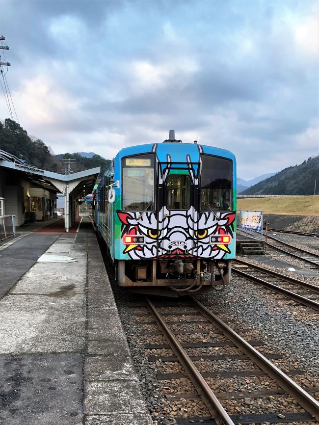 ≪2018.March≫あみんちゅ拝啓去りゆくもの達への旅路その壱之②~三江線乗車編~<br /><br />鉄道に〝乗ること〟を楽しみとする〝乗り鉄〟という言葉があります。有名人にも数多く〝乗り鉄〟をされている方が多く存在します。私自身免許を取るまでは〝乗り鉄〟の一員として日本全国の鉄道に乗るために訪れていたことがありました。しかし乗り鉄の醍醐味というのは、ローカル線と呼ばれる田舎の路線に乗車すること。ゆえに交通の便が悪いのは『当たり前』ということが必ず付いて回ります。車の免許を取得し、どこに行くにも車を使うようになってからは、鉄道に乗る〝過程〟を楽しむよりも目的地で楽しむことを優先するため、鉄道の利用は必要最低限となりました。それに加えて高速バスやLCCの台頭により、拠点への移動はそれらに変わるものの鉄道の選択肢はならず、廃止の情報を得てもなんだかんだと理由をつけて訪れることもありませんでした。<br /><br />そんな私を駆り立てたのは平成30(2018)年3月31日を以って廃止される三江線に多くの人々が集まり、乗車できないこともあるというニュースでした。我が街から中途半端に距離がある三江線のゲートステーションである三次・江津の各駅であったことも、なにかのついでに乗ることもなく時間が過ぎてきたひとつの理由です。しかし通常廃止路線と言っても静かに消えて行った路線が多い中、なぜ三江線には〝乗車ツアー〟まで組まれるのか不思議に思ったこともありました。<br /><br />そんな思いから三江線の旅を年明けから組み始めるも、1月中旬に大雪による倒木により全線運休となり、開通の目途すら語られなくなってしまった時期もありました。夜行バスで向かうにしてもこれという良い案が思い浮かばず、飛び出して行くも代行バスの乗車では地元の方の迷惑にしかならない…という考えから先送りをしてきました。しかし展開を待っていても変わらないのであれば乗ることさえなくなるのかも…という思いから今回の日取りに決めました。従来であれば交通費削減の為高速バスの移動となるはずですが、山陽新幹線のこだまとして走ってきた500系車両の〝TYPE EVA〟が5月13日でラストランを迎えるとのこと。これを別の機会に遂行しようとすると、また実現できなくなるという考えから急遽変更し、広島経由で向かう予定に変更しました。運良く2月22日に三次~口羽間が、2月24日には口羽~浜原間が再開したことにより三江線全線が繋がりました。ただシフト制の休みの予定にちょっと行き違いがあり、前日ラストまで勤務して出発する羽目となりました。<br /><br />私にしては随分と予定を組み立てるのに時間を費やした今回の旅路、初日は情報錯誤に振り回され、挙句の果てには強風による交通障害のために目的地到着が大幅に遅延した結果となりました。それでもなんとかたどり着くことができたのはラッキーだったこととしか言えない状況でした。そんなこんなの三江線の旅後編は、さあどんなものになったのやら…。日が明けて2日目が始まります。<br /><br />平成30(2018)年3月2日金曜日<br />目覚ましで強制起床しました。時間は4:45、普段は意識すらない時間ですが三江線の旅には当たり前です。そして服を着替えて準備をした後5:30に部屋を出ます。チェックアウトは鍵をポストに入れるだけ。至ってシンプルです。滞在時間8時間半、2時間位しか寝られなかったので寛ぐ時間すらなかったのが事実ですが、またの機会にゆっくり再訪したいものです。<br /><br />管理棟で鍵を返し予約しておいたタクシーを待ちます。元々の予定では江津方面に抜ける予定でしたが、昨日の行程の乱れから一旦三好に戻ってから乗り直すことにしました。しかし田舎のタクシーは朝が遅いのは万国共通です。無理と言われれば仕方がないのですが5:40ならば・・・ということで受けて貰いました。しか~しいくら待っても来る様子がありません。先ずは連絡すべきなのかも知れませんが、浜原始発の三次行きに乗れなければ意味がありません。というよりも無駄な時間で江津行きに乗り遅れれば、この後の予定が遂行できなくなってしまいます。なので覚悟を決めて真っ暗な道を歩いて行きます。途中真っ暗な中一際目立つローソンに立ち寄り、モーニングコーヒータイムを取り、粕淵駅までの道のりを確認して再び歩き出します。なんとか列車の時間には間に合いましたが、業務委託されている粕淵駅舎の明るい姿を見ることもなく到着し出発します。<br /><br />浜原始発の江津行きは2両編成でしたが、この時期ガラガラでした。しばらくは闇の中を走りますが、そのうちに日が明けてきました。昨日からほとんど闇の中しか走っていなかったので、江の川に沿って走る三江線の素晴らしさはわかりませんでしたが、ここに来てはじめて車窓から見る風景に圧倒されます。よくこんな場所に線路をひいたな~という思いを持ちながら列車に揺られます。<br /><br />石見川本あたりから江津に通う学生さん達が乗り込んできます。それでも座席が埋まる程度なので、やはり利用客数が少ないことを改めて感じます。石見川本では江津発の始発列車と交換するため、少しの時間停車します。長閑な景色に収まる2両編成の列車。やはり絵になります。<br /><br />石見川本を出発し、列車は各駅に停車しながら江津駅に到着します。乗って来た列車は浜田まで行きますが、その前にコースの組み直しをしなければなりません。予定通り石見銀山へと向かうか、折り返し列車に乗車するかの選択ですが、基本の予定を変えないのであれば三次までバスで移動し、14:11発の江津行きに乗車した後江津から出雲市に移動して夜行バスで帰るというもの。しかしこのバス移動とは久地バス停で浜田発広島行きのバスから広島発三次行きのバスに乗り換えるというものと書かれていますが、時刻表で見る限り正攻法の利用の仕方ではないため、タイミング良く乗り換えができるものではないようです。机上の理論で言われているものであれば、実現できるかすら疑わしいものなので、動いてからできないことがわかっても最悪その後の組み直しができないこともわかったため、一度浜田まで行ってバス会社に確認してから決めることにします。<br /><br />江津からアクアライナー益田行きに乗車します。快速とはいえキハ121系の2両編成のワンマン運行です。停車駅が少ないこと位しか違いがわからない列車でしたがとにかく浜田に到着します。<br /><br />島根県西部の都市である浜田市。その中核駅である浜田駅は、分岐する路線は無いものの江津とは比較にならない程開けています。戦前から戦後にかけて建設計画が出された広浜線。陰陽連絡線としての期待を込められていたものの、当時の国鉄に於ける新線計画の凍結により未完成のまま放置されることとなり、その後の交通・物流手段の変化によってついに完成することはありませんでした。そんな広浜線の一部は後に浜田自動車道に転用されて現在に至っています。その浜田自動車道を利用し浜田と広島を結ぶ高速バスいさりび号。1時間に1本の割合で運行されていますが、やはり途中のバス停留所としては連絡の必要がないとされているため、タイミングによってはやはり1時間近い待ち時間が生じるとのことでした。4,000円近い追加出費をして余計にどツボにハマるのも嫌なので、出雲市から帰るのを諦め、1席だけ空いていた広島発大阪行きの夜行バスを取り直し、素直に浜田発の浜原行きに乗車することに決めました。<br /><br />朝メシ抜きだったため、ブランチとして何か食べようかと駅前を歩きますが、手軽に入れる風なお店がありませんでした。なので浜田まで来たんだという証明の意味も込めて、浜田駅前郵便局で旅行貯金をした後、再び駅に戻って粕淵から乗って来た三江線列車に乗車します。<br /><br />列車は浜田まで辿った路線をそのまま逆走して進みます。ただ2日間の寝不足には勝てず、気がついたら石見川本の手前でした。<br /><br />多分江津から乗車したと思われる乗客で立ち客もいました。ただこの列車は浜原行きなので、三次まで行くならば次の列車に乗り換える必要があります。しかし浜原の駅前にはなにもないため、敢えて石見川本で下車することにします。<br /><br />石見川本て離合する列車は、車両そのものは直通するのですが石見川本で一旦全ての乗車が降ろされて、鍵をかけられた状態で車両が留置されます。1時間半程の停留の後乗車の扱いをして再び江津へと向かいます。この強制滞在時間を楽しんで貰うために、地元商工会を中心として駅前でおもてなしハウスが運営されています。地元直産品や三江線所縁の品々を販売することに加えて湯茶のサービス等が行われています。ただ3月2日現在ではこの強制滞在を余儀なくされている列車の滞在時間の前後のみの12:00~14:00までのオープンとなっており、列車の交換する様子をカメラに収めて、浜田から乗って来た列車を見送ってから訪れようとしたら既に閉まっていました(泣)。<br /><br />特に今回の旅は、自分では責任が取れないところでのトラブルが原因で予定通りに進まないことが続いてきました。そんなこともあり、悔いている暇が勿体ない気持ちが前面に出ています。そんなこともあり列車が去った駅にて近くの飲食店の目星をつけて、川本滞在をエンジョイすることにします。<br /><br />まずは川本郵便局にて旅行貯金をし、ぶらぶらと歩きながら飲食店を探しますが、昼間の営業はおもてなしハウス同様14:00までというところが多いようです。その中で見つけたのが喫茶店K。だいぶくたびれた店舗ではあるもののどこかオシャレ感があるお店は、夜はスナックになっていたこともあるかのようでした。おばさんひとりで切り盛りされているので、メニューにはあれど注文できないオーダーもあったもののピラフとコーラを注文します。それなりの金額はしましたが美味しく頂きました♪<br /><br />次に来るのはいつだろう・・・なんて思いながら街を散策するとすぐに時間は過ぎていきます。次に乗車する列車もやはり石見川本で交換をするためしばらく停車します。三次行きだということもあり、それなりの混雑はしていましたが、宿があるか若しくは観光地へのバス路線の拠点となっている駅なので、粕淵手前で降りそうな方を見つけておき、タイミングよく座席を確保します(笑)。<br /><br />そして三江線運行拠点の浜原を出て、列車は江の川に沿って走りながら、天国に一番近い駅と言われる宇都井駅に到着します。知名度では群を抜いている宇都井駅ですが、停車時間は1分です。夜のイルミネーションに照らし出される景色は素晴らしいとはわかっていても下車する余裕も時間もありません。そんな中で人が集まる進行方向右側の車窓でした。そう噂に聞いていた『三江線ありがとう』の幟を振るスパイダーマンの姿!確かさっきは石見川本駅で見たけれど、ここまで移動して来たのかな~等という現実論はさて置いて、長年走り続けた三江線に対し、そしてその三江線に乗りに来た乗客に対する感謝の意を込めているのはわかります。80mmの標準ズームではクローズアップはできなかったものの、車内の乗客全てがスパイダーマンに対し大きく手を振り続けていたのが印象に残りました。<br /><br />しばらく走ると最後の交換駅である口羽駅に到着します。昨日90分遅れで到着した列車との交換です。三次行きは浜原行きの到着待ちをするためしばらく停車します。その間に再び乗客は大移動(笑)。地元の方々の手による三江線グッズや産直品の販売を駅舎脇で行っておられます。それを見に行かれる方、景色や列車の写真を撮る方などそれぞれ暫しの憩いの時を過ごされます。私にとっては昨日の因縁の場所でもあるのですが、自然災害に起因するものゆえ、口羽駅に降り立つことが出来ただけで満足です。口羽駅も業務委託されている駅のひとつですが、既に営業は終了していました。管理の問題もあるのか粕淵駅同様駅舎の中のトイレは閉鎖されており、地元自治体の手によると思われるキレイなトイレが新しく作られていました。<br /><br />そうこうしているうちに浜原行き列車が入線して来ます。1両編成は昨日と同じでした。この口羽駅は島式二面ホームとなっており、駅舎から構内踏切を渡ってホームへと向かいます。そのため列車からかなり近い位置からの写真撮影が可能です。列車の到着時とホームに上下線列車が並ぶ時はシャッターチャンスなので、多くの人々が撮影に勤しんでいました♪<br /><br />そして後から到着した浜原行きが先発し、三次行きも発車します。どこの駅でもそうですが、イベントがある駅の出発時には手を振って送り出してくれる地元の方々と乗客の一体感が感じられます。それが人間関係に疎遠になりがちな私には、非日常的なものとして心に深く刻まれたことのひとつでもありました。<br /><br />しかし楽しい時間はすぐに過ぎるもので、三次方面に走り出した列車は、三江線の中でもトラブルが多い区間を走って行きます。ダイヤ改正前であれば江津方面からだとどの列車も日のある内に全線走破できる列車がありません。私が乗る列車も例に漏れず口羽を出ると間もなく日が暮れます。そして定刻18:59に三次駅に到着します。片道108.1kmの三江線を往復した旅が終わりました。<br /><br />昨日から18きっぷの使用が解禁されたこともあり、やはり移動に使われる方も多いようでした。車内で聞いた言葉ではやはり広島圏の方がほとんどのようで、三江線列車を降りた瞬間芸備線広島行きの乗客となられたようです。私自身今回の旅では新幹線や夜行バスの利用があるために18きっぷを利用するメリットが少ないため購入しませんでした。しかしそれは予定通りに進めばということであって、今回のように継ぎ足し継ぎ足しで切符を購入すると結局高くついてしまいました。ただそれは結果論であって最初からわかっていたことではないと自分に言い聞かせ、気を取り直して残りわずかとなった旅を進めることに気持ちを変えることにします。<br /><br />三次駅の近くにはたいしたものはありません。コンビニも駅舎内のハートインセブンイレブンだけ。それも19:30には閉店します。少し歩けばファミレスもあるようですが、迷ってしまうとまたややこしくなる。ということから素直に広島へと向かう決断をします。芸備線は20:40まで無いようなので、バスを使うことにします。無駄のない乗客の皆さんは一本前のバスに乗られたようですが、別に急ぐ必要もなければ、混み合うバスを選ぶ必要もありません。ということで20:02発のヒロデンバスオペレーションの広島バスセンター行きに乗車し、車内では空いていることを良いことにリクライニングを倒して爆睡します。小刻みに停止する衝撃で目を覚まし、若干早着で広島バスセンターに到着しました。<br /><br />広島バスセンターから地上に降り、夕食を食べに行くことにします。紙屋町界隈だと松屋に行ったことはありますが、その近くにまつの屋があることがわかりました。松屋フーズの系列のお店ですが行ったことはありません。でも松屋の系列ならばリーズナブルなのは間違いありません。おろしカツ定食を注文しましたが、美味しくてボリュームもありリーズナブル・・・。ゆっくりと寛げるお店ではないにしろグルメでない私には十分でした♪<br /><br />広島からの帰り道は西日本JRバスオペレーションの山陽ドリーム広島2号です。なぜこれを選んだか?答えは簡単これ以外に空きがなかったからです。おまけに2B席という3列シートの真ん中の列です。4列シートでも良いかとは思いましたが、やはり独立シートの方が楽だと思ったことと、この広島~大阪の路線には最近ダブルデッカーからグランドリームに置き換えられたこともあり、座席に取り入れられた新型クレイドルシートを試したい気持ちもありました。始発は広島駅ですが、広島バスセンターを経由するためにわざわざ移動する必要もなく、またこの場所まで来て原爆ドームを訪れないのは・・・という後ろめたい気持ちもあったのは事実です。しかし乗り鉄旅にもかかわらず、予定外のことで歩く距離が増えてしまったこともあり、足がなかなか前に進みません。結局地上から原爆ドームの方向に向けて目を閉じて原爆犠牲者の御霊に祈りを捧げ、今回訪れることのできないことを詫びつつ、広島バスセンターへと向かいます。<br /><br />広島そごう3階に位置する広島バスセンター。その中の1番のりばという一番奥のバス乗り場まで歩くのは結構応えました(泣)。それでも最後の踏ん張りで歩き続けてなんとか乗り場に到着し、バスの入線を待つことにします。<br /><br />定刻通りバスは到着します。昨今JRバスのサイトでよく目にするようになったグランドリームの白い車体。第一印象は側だけ変わったのかと思いましたが、実際に乗車してリクライニングを倒すとその違いがわかります。シートを倒すと座面が前に迫り出て、後方を気にせずリクライニングを倒すことができるようです。本来なら最悪の中列ですが、以前に比べると格段に快適さは上がっていました。<br /><br />乗車確認のため定刻より1分遅れて出発し、途中不動院・中筋駅で乗車確認を行った後に高速道路に入ります。途中どこかのパーキングエリアで休憩を取るはずですが、2日分の『睡眠負債』はご老体にはかなり応えており、止まったことすらわかりませんでした。そんな私を乗せたバスは一路大阪へと走って行きましたzzz。<br /><br />平成30(2018)年3月3日土曜日<br />車内アナウンスで起こされました。まもなく大阪駅・・・ということですが、とてもじゃないけど体も頭も起きてはくれません。でも早く帰りたい気持ちも強く、勢いをつけて下車します。意外にも旧大阪駅高速バスターミナル手前のJRのガード下で降ろされました。JRに乗り継ぐにはこちらの方が確かに便利です。<br /><br />昨晩22:30頃に夕食を済ませ、その後バスに揺られただけなのにお腹が空いていることに気付きます。この場所ならば・・・と向かったのは吉野家桜橋店。ここは夜行バスで大阪に着いた時にはよく利用しているお店です。四つ橋筋を南下するだけで良いのですが、その前に大阪~京都間の格安切符を仕入れに地下へと潜ります。ただ土曜日の早朝だということもあり、開いている店もほとんどないため、普段でもわからない場所が余計にわかりません。でもなんとか自販機には辿り着くことができたので切符を購入した後再び歩き出します。<br /><br />そしてお店に到着し、いつもの納豆定食ご飯大盛りを注文。早食いの習慣はないのですが速攻完食しました♪<br /><br />店を出ると北方向に歩くと大阪駅ですが、なぜか南下を続けます。ふと見つけた京阪電車中之島線渡辺橋駅の入口、開通は知ってはいたもののJR沿線に住む私にとっては利用することのない路線です。そんなこともあり『乗り鉄旅の最後』を飾るべく乗車することを決意します。ただ中之島線からの京都方面直通は各駅停車しかないため、さすがにロングシートの座席に長時間座るのは・・・という思いから京橋で下車し、特急に乗り換えることにします。<br /><br />以前は京阪特急と言えばテレビカー&二階建て車両で、京橋~七条までノンストップでした。しかし今のご時世、そんな『格』へのこだわりで利用客が増えるわけもなく、結果として大量輸送できる車両と停車駅の増加が当たり前となれば、特急と言えど車両は各駅停車と同じだと言っても過言ではありません。しかしこの京阪電車、なにを血迷ったのか有料の座席指定の特急を運行しだしました。淀屋橋~出町柳迄が500円、所要時間50分であれば10分100円とは良い値です。でも乗り鉄旅でもなければ利用しないだろうとの思いから乗車を決意し、Web予約で予約を入れ当該電車の到着を待つことにします。<br /><br />そして入線して来た電車はテレビカー時代を彷彿させる京阪特急でした。6号車のプレミアムシート車両は1ドアで、往時の特急の風格を醸し出しています。横2列×1列の3列シートの14列のシート配置はかなりゆったりとしており、快適過ぎるとも思えました。たっだ~快適過ぎることは、寝不足だとすることはひとつしかありません・・・。という訳で京橋を出て最初の停車駅である枚方市駅すら記憶がないまま、なぜか目が覚めた祇園四条駅の発車時で我に返り、なにごともなかったように三条で下車しました。あ~ぁ・・・なんのためのプレミアムシートだったんだろう(泣)。<br /><br />散々なプレミアムシート初体験でしたがやってしまったものは仕方がありません。素直に改札を出て京都市営地下鉄東西線三条京阪駅まで移動し、京阪京津線直通浜大津(当時)行きに乗車します。ピーク時を過ぎているため乗客も少なくのんびりしています。この京阪電車京津線は知る人ぞ知る急勾配がある路線として知られていますが、昔は河原町に行くならば京阪電車だったので、車窓は変われど意識は変わらずウトウトしながら4両編成の電車は走って行きます。<br /><br />そして浜大津(当時)駅に到着します。この平成30(2018)年3月17日のダイヤ改正時にびわこ浜大津駅と改称される予定の駅ですが、私の知る限りでも2回駅舎・駅名が変わっています。現駅舎は以前は浜大津(東口)駅で、今の明日都浜大津がある場所に浜大津駅がありました。京津線専用駅だった浜大津駅ですがびわこ国体を機に統合され、旧浜大津(東口)駅がバスターミナルを含めて浜大津駅総合ターミナルとなりました。公共事業による再開発事業の大失敗作の代表と揶揄される明日都浜大津。今後どうするのかも不明だそうですが、あの場所にあっても利用するような施設があるのだろうか・・・と血税を使われた滋賀県民は思います。<br /><br />それはさておき京津線の4両編成800系車両から、石坂線2両編成700系車両に乗り換えます。この辺りになると寝ている余裕はありません。そうこうしているうちに電車は終点石山寺駅に到着します。観光客には不親切な名称だと言われる石山寺駅ですが、どうやら石山寺駅からすぐの場所に西国三十三箇所霊場十三番札所石山寺があると誤解されているようです。実際には石山寺駅からだと900m歩かなければいけません。石山寺の本当の最寄りは京阪バスの石山寺山門前バス停なのですが、同じ京阪グループのことゆえその名称を変えているのが事実です。鉄道駅は石山寺、そこにあるバス停は京阪石山寺という具合に・・・。ただこれってジモティが観光案内をする時に逆に迷ってしまう言葉なんですよね。石山寺駅と京阪石山寺ではなく、石山寺駅バス停にするとか・・・。つまらない話かも知れませんが(笑)。<br /><br />当の私は瀬田川沿いの『京阪石山寺バス停』に移動しバス待ちをします。1時間に2本しか運行されない区間ですが、田舎なもんでぼ~っとしているとすぐに時間は経ってしまいます。そしてやってきた田舎の赤バスに乗車して10分程のど田舎バス停に到着します。<br /><br />自分の責任の元で解決することができない理由で半日遅れるも無事帰着します。ただなんとなく完全燃焼できなかったところがいつもの旅行と大きく違うところです。三江線の廃止まで残すところあと29日。その間になにかモーションを起こすのかな?とふと感じた今回の旅路でした。