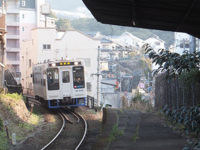 長崎県佐世保に遊びに行きました。<br />佐世保は横須賀・呉・舞鶴と並んで海軍工廠があった街として知られ、現在も自衛隊、米軍基地や造船所があります。自衛隊の博物館「セイルタワー」は艦艇好きは必見。<br />そのほかにも日本一長い直線アーケード、日本一短い駅間、日本最西端のJR駅があります。そんな街をぶらぶら歩いてきました。<br />帰りは海の見える大村線・長崎本線で遠回り。